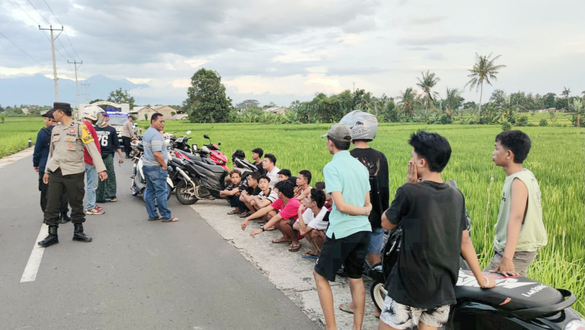 Petugas dari Polsek Narmada saat melakukan razia balap liar di jalan penghubung Desa Dasan Tereng dengan Desa Mekarsari, Sabtu (27/1).
