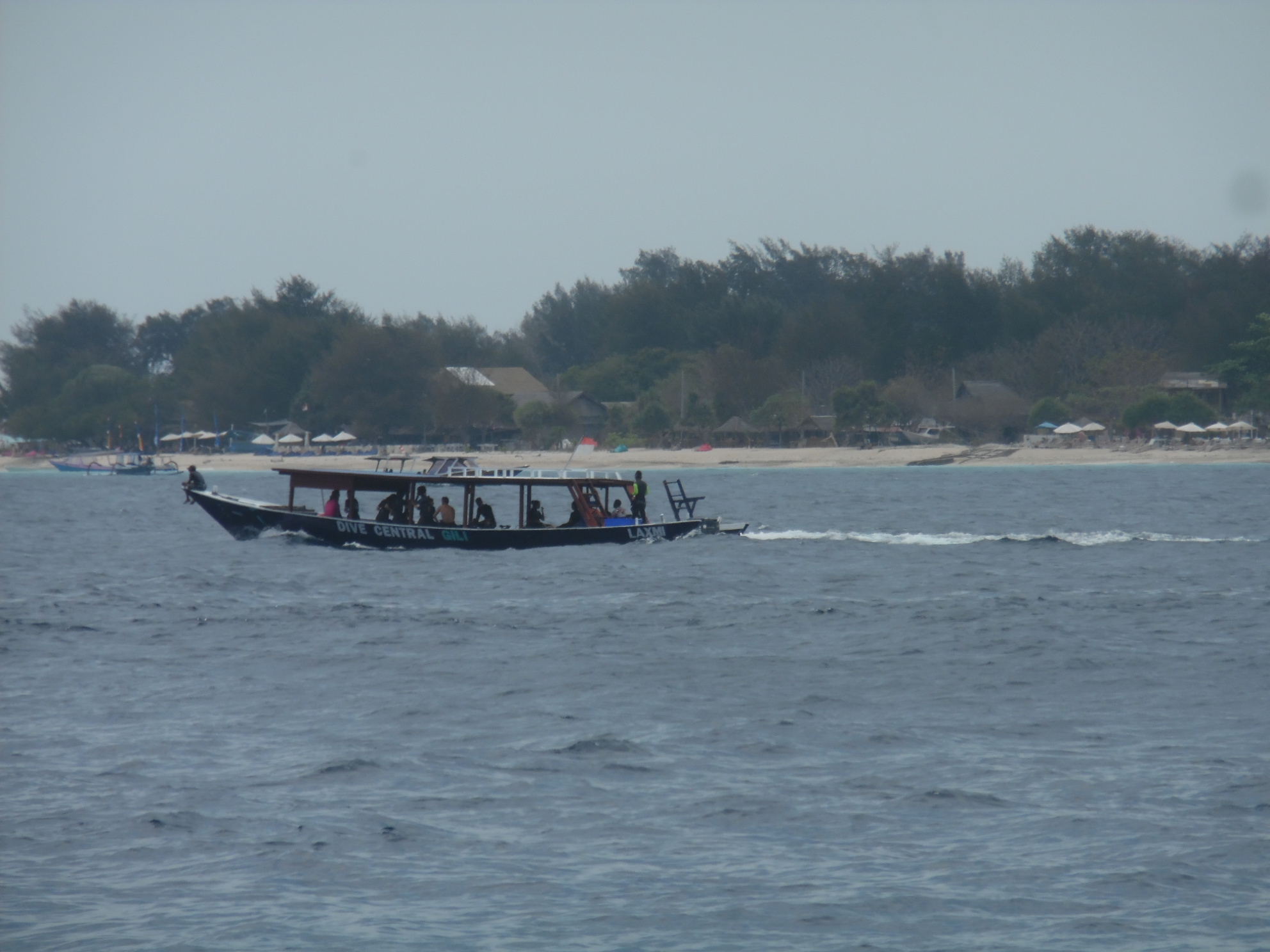 NKMATI LUBURAN: Beberapa wisatawan mengitasi kawasan tiga gili KLU dengan perahu, beberapa waktu lalu. (NURUL/LOMBOK POST)