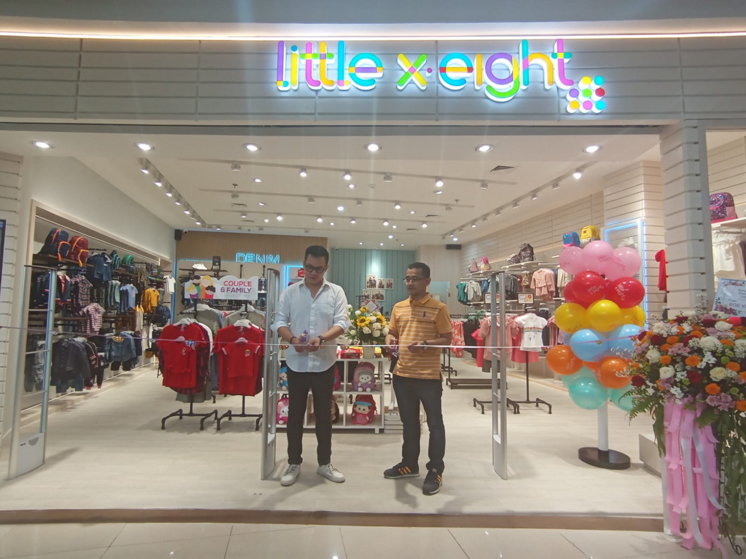 GRAND OPENING: Marketing Manager Little X Eight Indra Wongso (kiri) dan Tenant Coordinator Manager LEM Dadit Ujayana (kanan) memotong pita saat grand opening. (FERIAL/LOMBOK POST)
