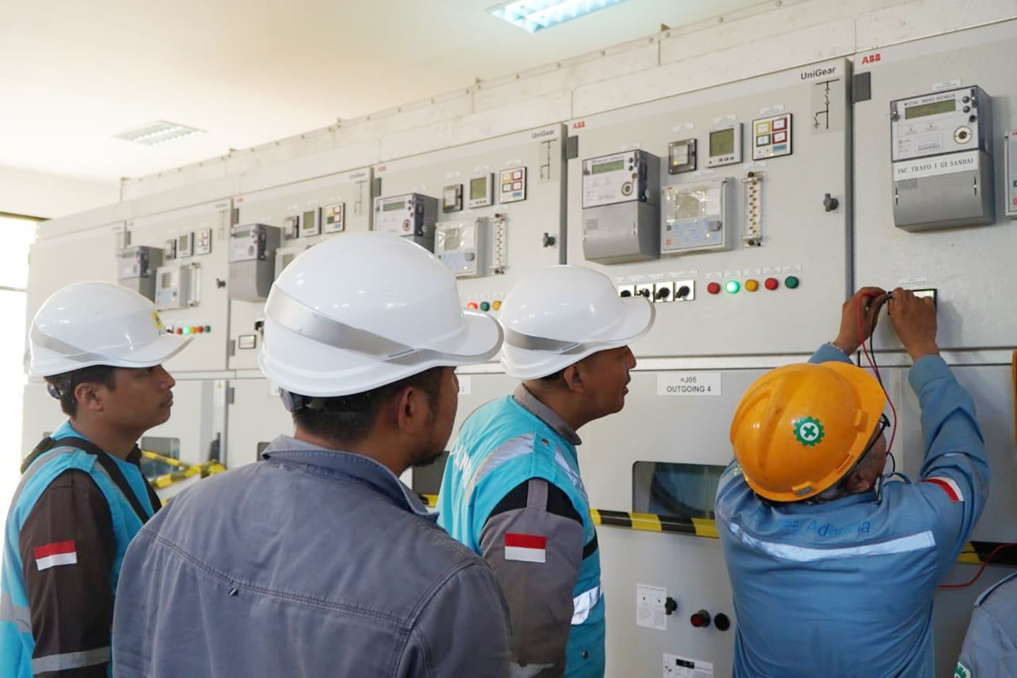 Pengujian pembebanan di Gardu Induk 150/20 kV Sandai 30 MVA oleh PLN Pusat Sertifkasi.