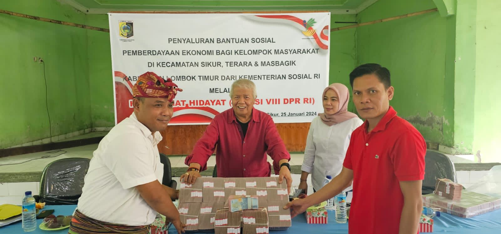 Anggota DPR RI dari PDI Perjuangan H Rachmat Hidayat saat menyalurkan bansos tunai Rp 4,9 Miliar untuk pemberdayaan ekonomi masyarakat desa di Lotim, Kamis (25/1)