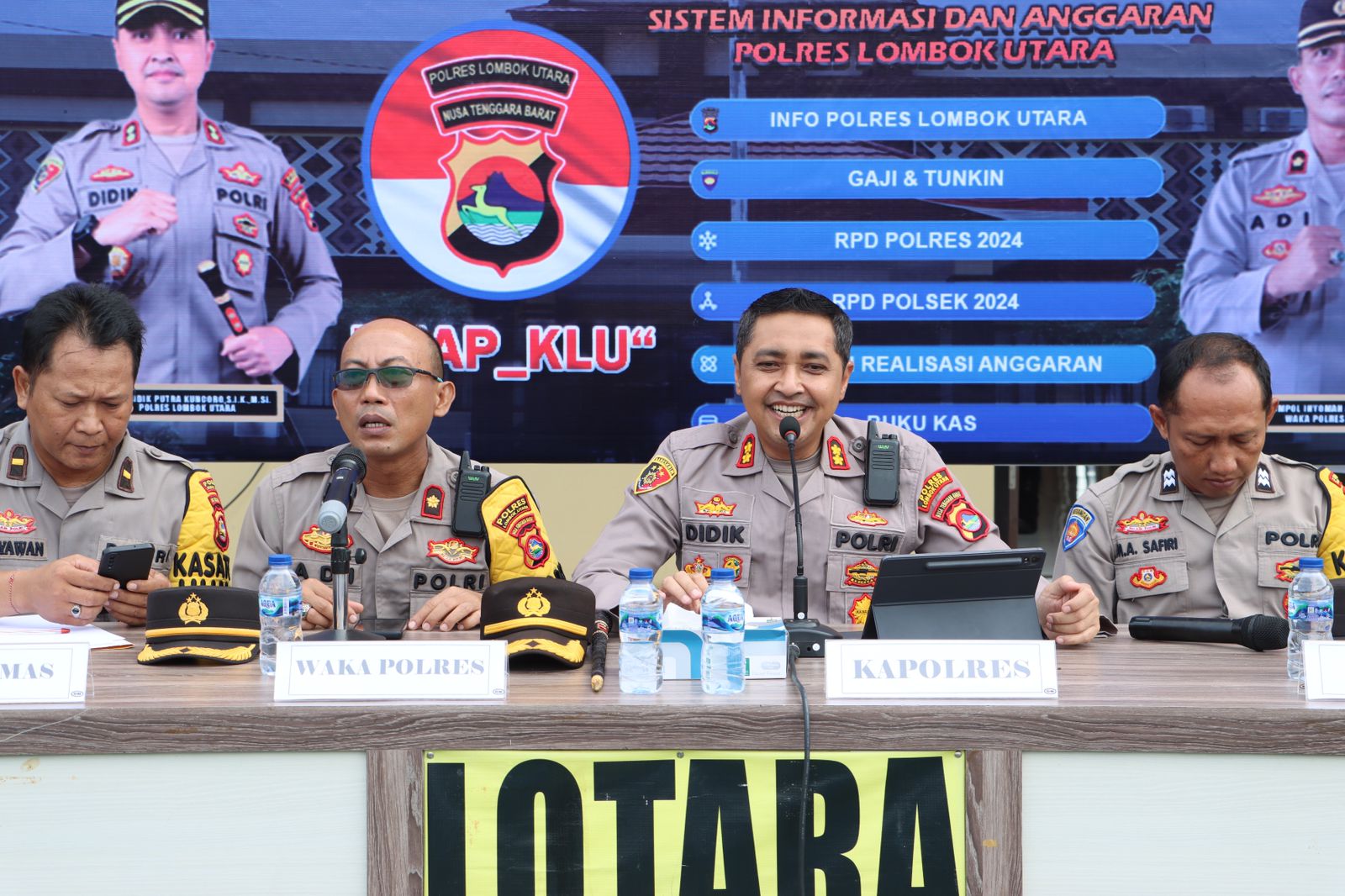 Kapolres Lombok Utara AKBP Didik Putra Kuncoro (dua dari kanan) saat meluncurkan aplikasi SIAP KLU, Senin (29/1).