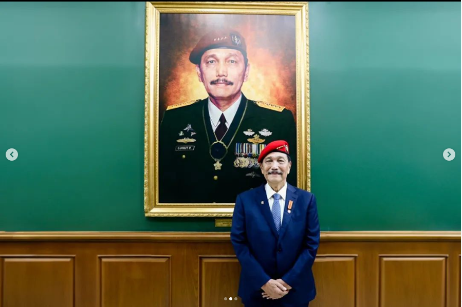 Luhut Binsar Pandjaitan berpose di depan lukisan dirinya. (tangkapan layar IG Luhut)