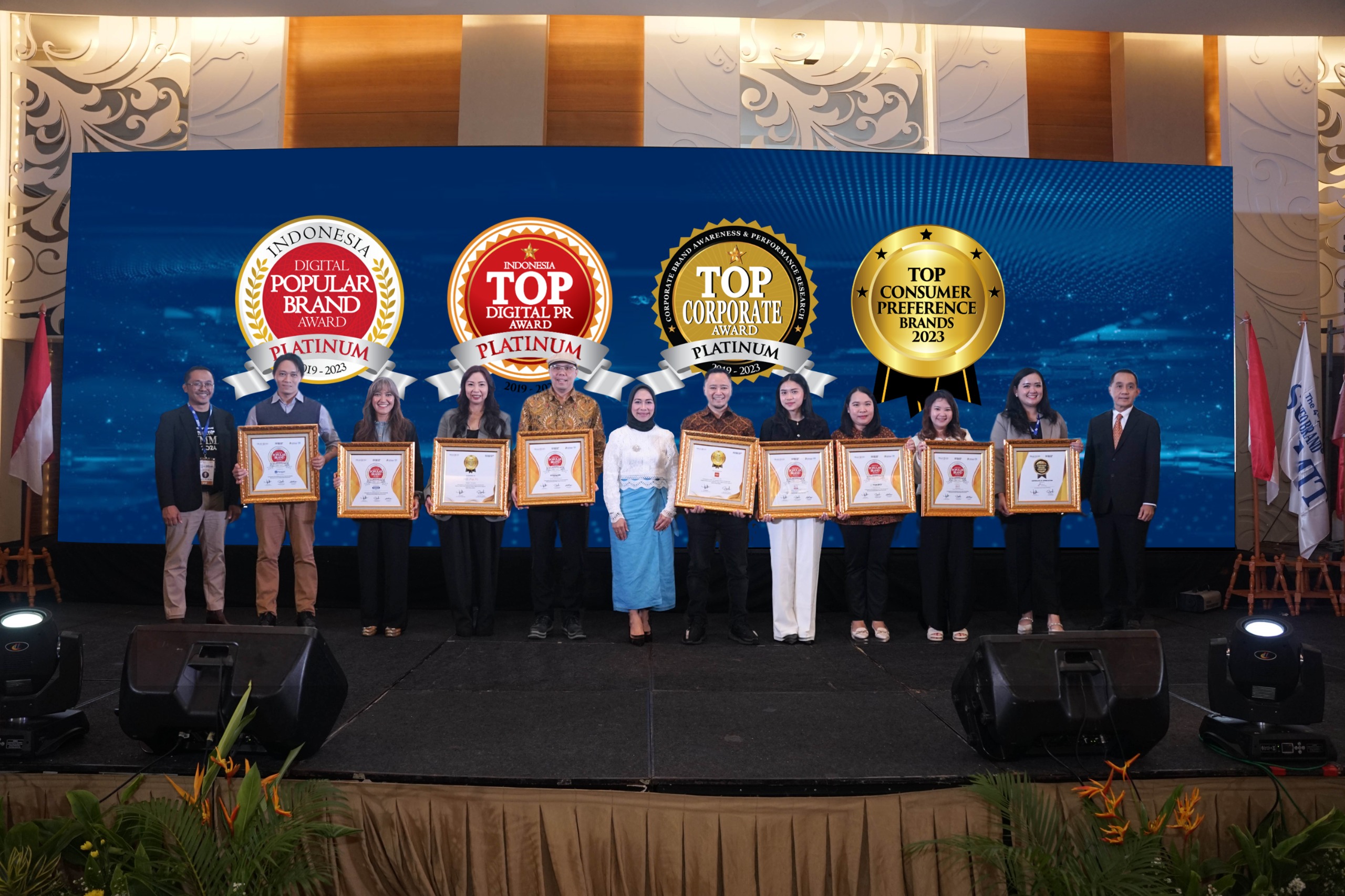 SELAMAT: Para pemenang Top Consumer Preference Brands 2023 yang digelar Kamis, (18/1) lalu di Jakarta.