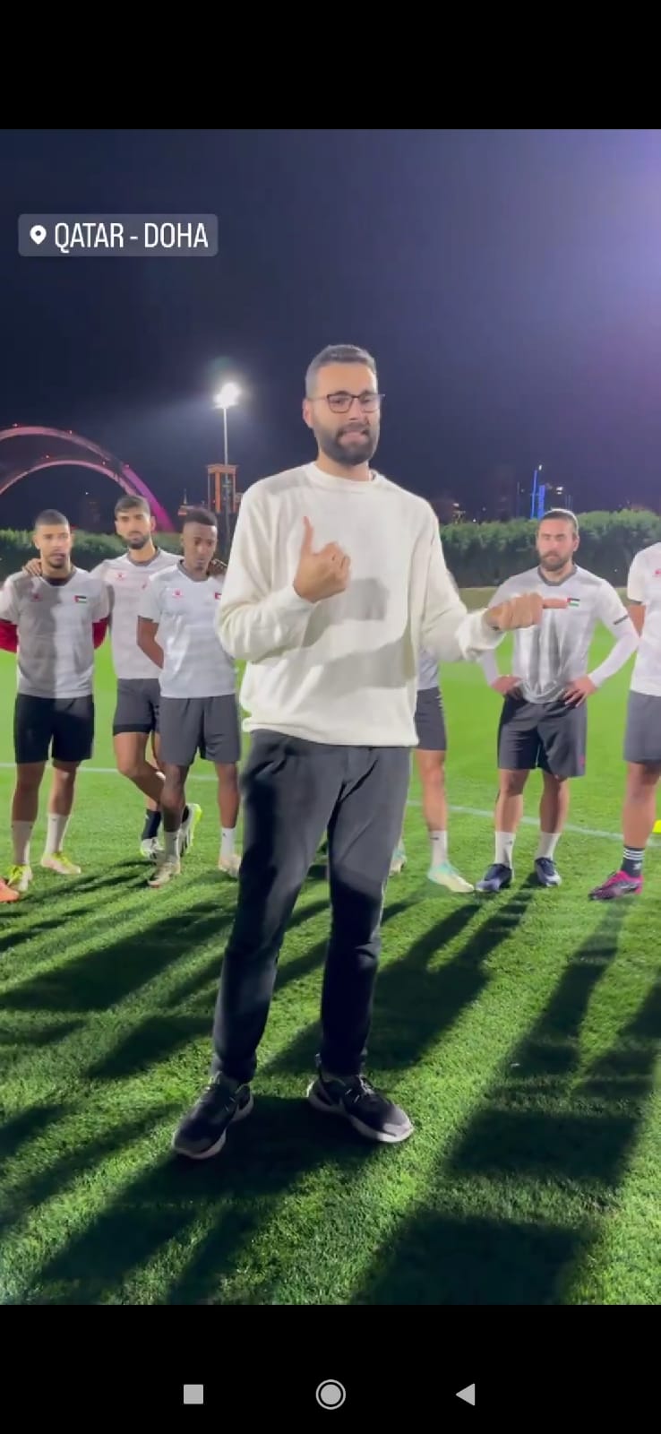 BELA NEGARA: Motas Azaiza memberikan semangat kepada para pemain Timnas Sepakbola Palestina yang akan menghadapi Qatar di babak 16 besar Piala Asia 2023. (Tangkapan layar x @azaizamotaz9)