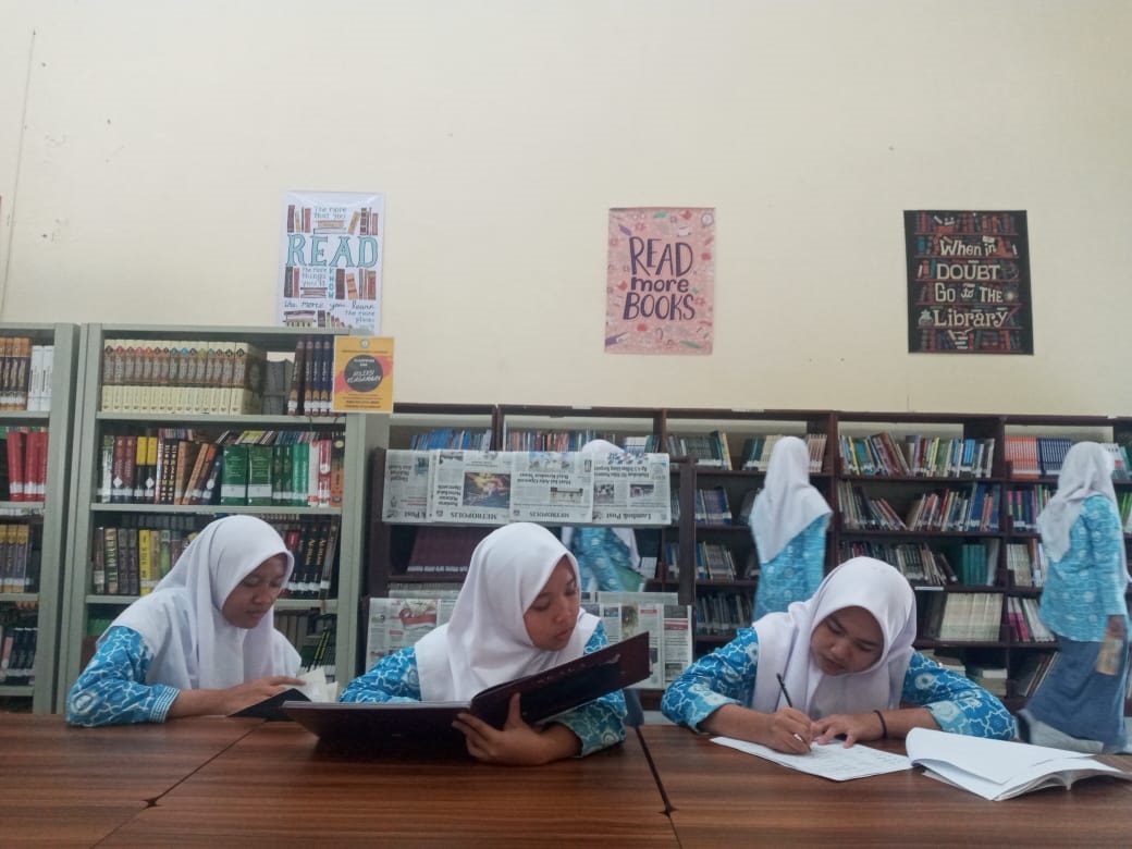 SERIUS: Sejumlah siswa MAN 2 Mataram memanfaatkan perpustakaan pada jam istirahat untuk membaca dan mengerjakan tugas, belum lama ini. (ROJAI/LOMBOK POST)