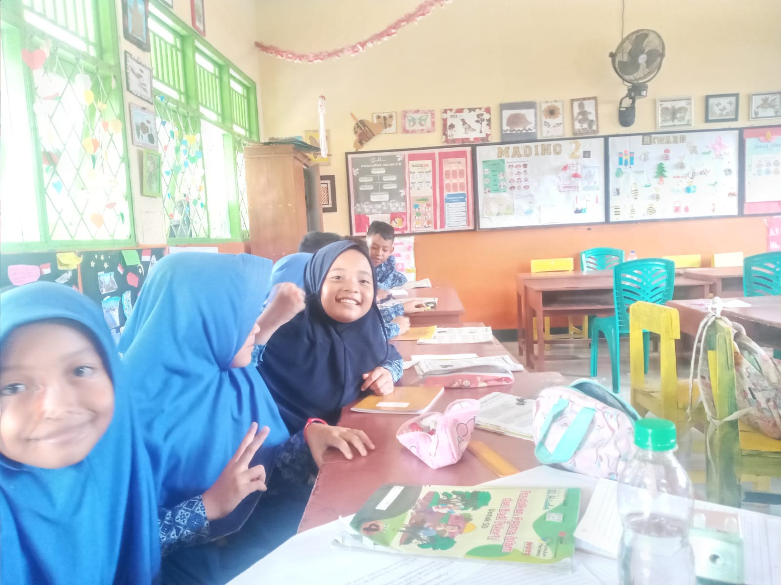 BELAJAR: Para murid SDN 19 Cakranegara melaksanakan kegiatan belajar mengajar di sekolah setempat, pekan lalu.(ROJAI/LOMBOK POST)
