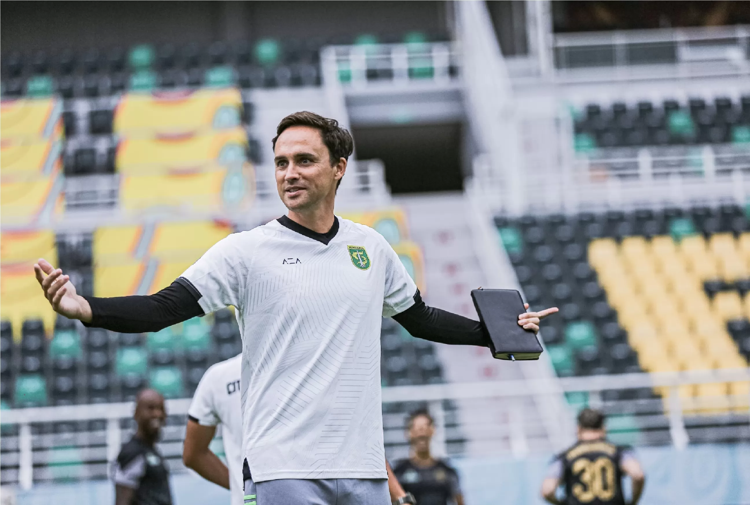 Pelatih Persebaya Surabaya Paul Munster memberikan arahan saat official training di Stadion Gelora Bung Tomo, pada Senin (29/1) sore. (Dok. Persebaya)