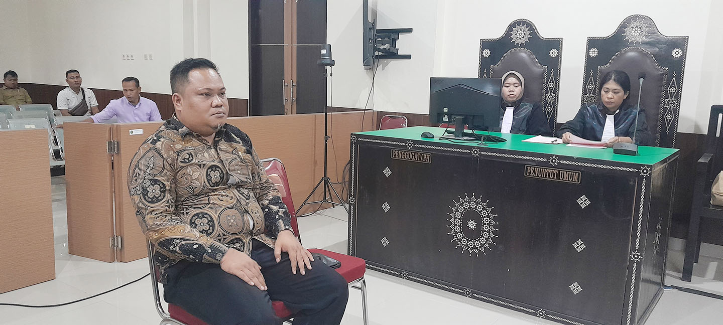Kepala Desa Langko Mawardi menjalani sidang saat perdana kasus Tipilu di Pengadilan Negeri Mataram, Senin (29/1).