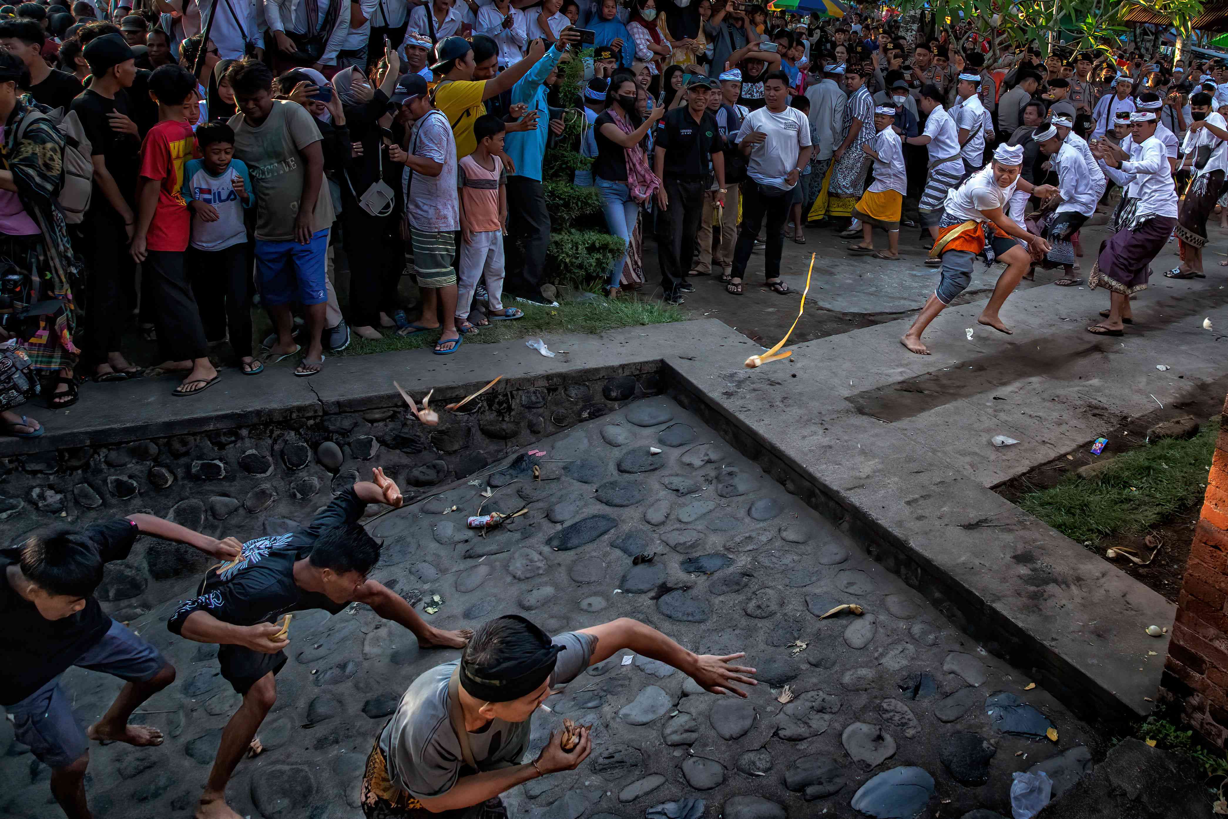 : Perang Topat yang dari tahun ke tahun digelar di Pura Lingsar, Lombok Barat ini berhasil masuk KEN 2024 Kemenparekraf, karena melestarikan budaya daerah, dan meningkatkan perekonomian masyarakat.