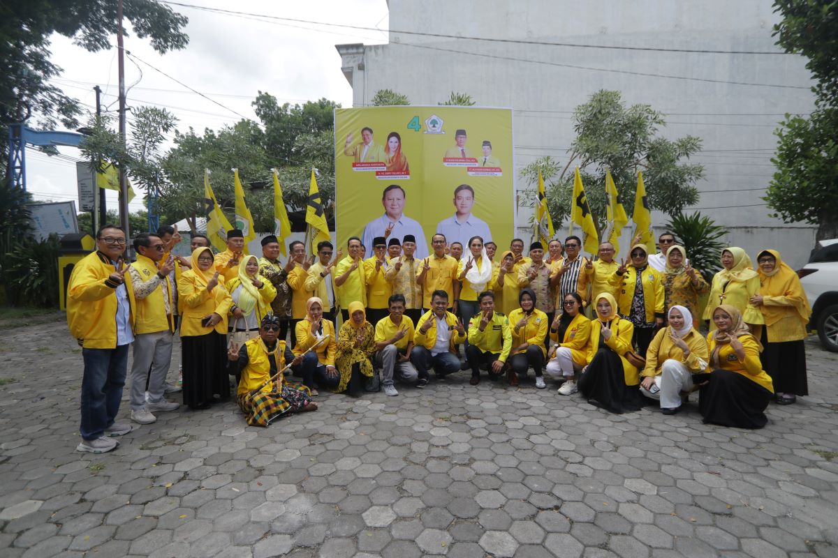 Ketua DPD Partai Gokar NTB H Mohan Roliskana bersama Anggota DPR RI Dapil NTB Hj Sari Yuliati berpose bersama para pengurus dan kader Partai Golkar  se Pulau Lombok di sela-sela Rakor Pemenangan Pemi