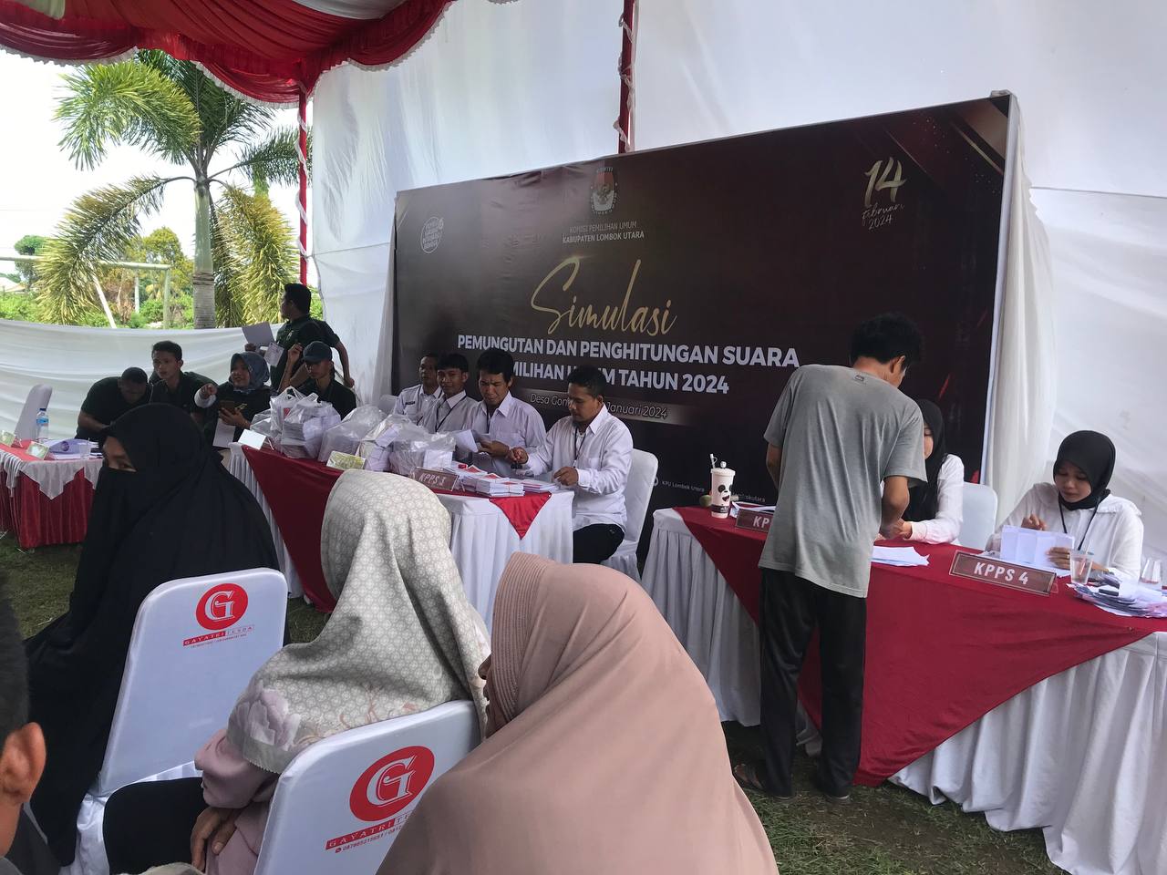 SIMULASI TPS: Beberapa petugas dan pemilih melakukan simulasi pemungutan suara di di TPS 19 Gondang, Dusun Karang Pendagi, Desa Gondang, Kecamatan Gangga, Senin (29/1).(NURUL/LOMBOK POST)