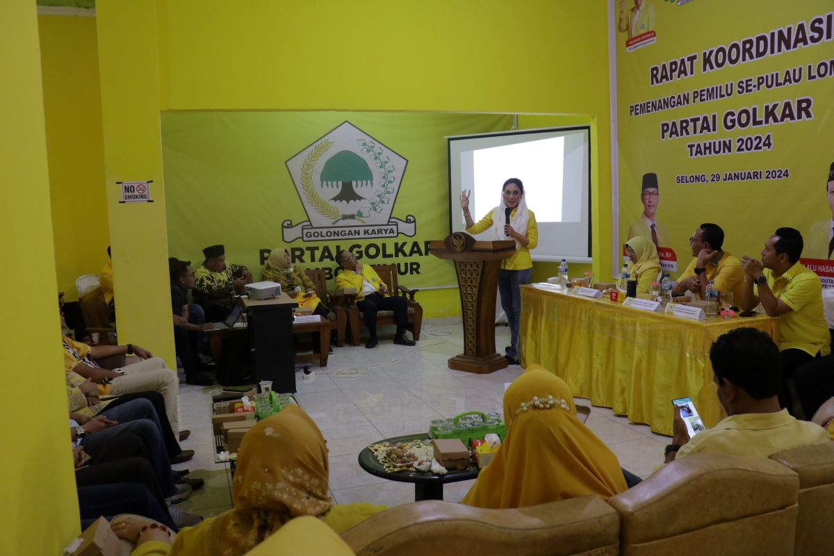 Anggota DPR RI Partai Golkar Hj Sari Yuliati memberi pengarahan kepada para pengurus dan kader Partai Golkar  se Pulau Lombok di sela-sela Rakor Pemenangan Pemilu di Selong Lotim pada Senin (29/1)