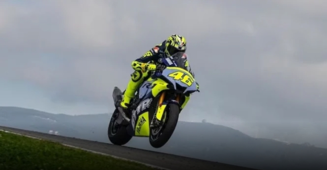 The Doctors saat menggeber Yamaha R1.  (foto : WorldSBK)