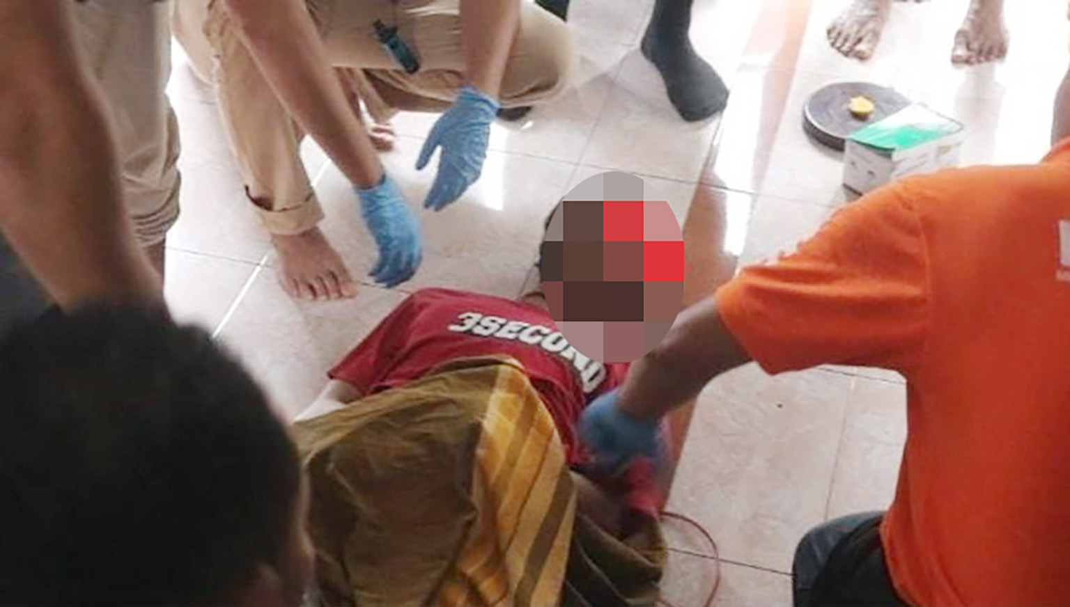 Jenazah pria yang ditemukan di sebuah musala di Desa Labuapi, Minggu (28/1).