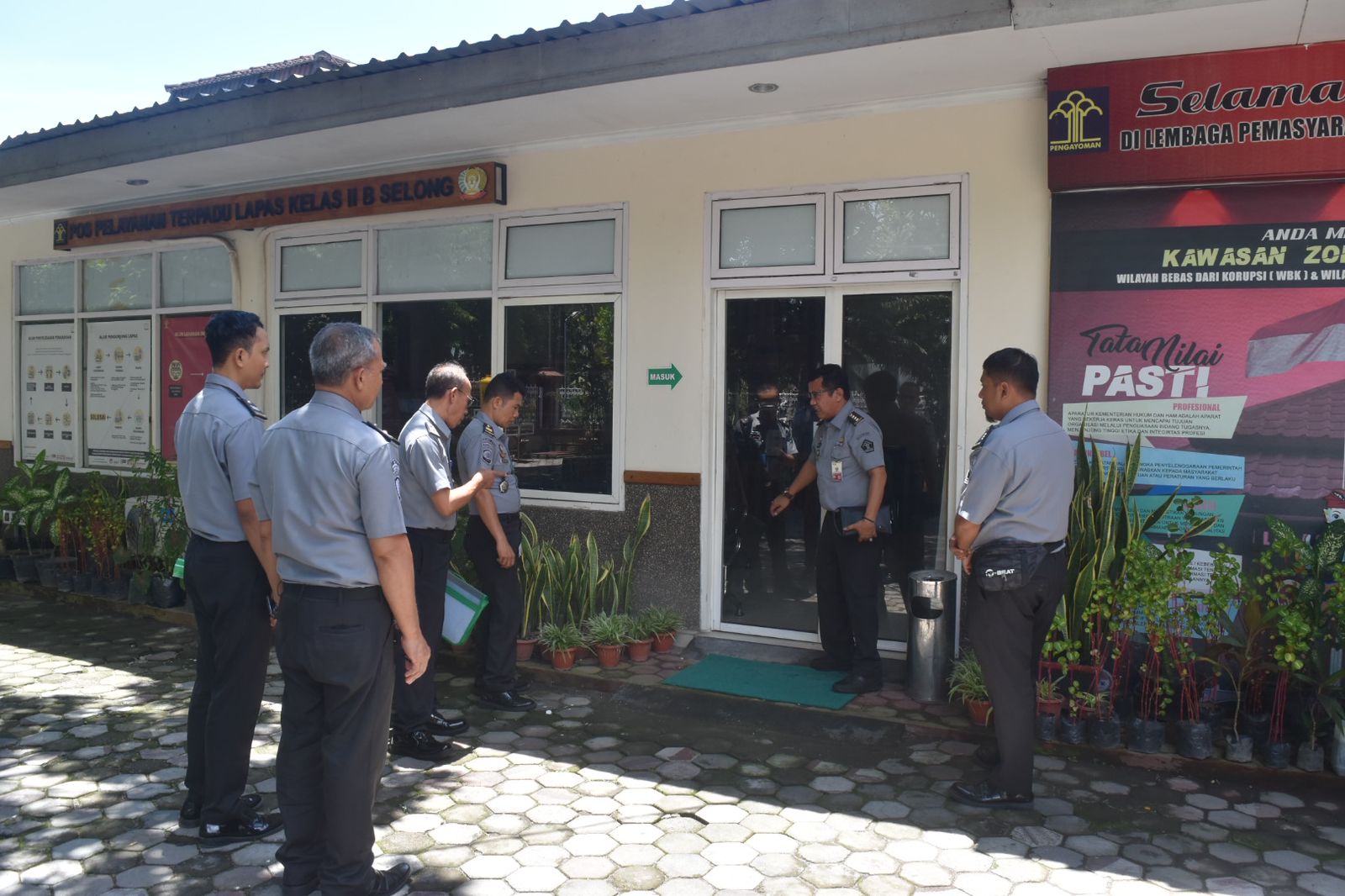 KUNJUNGAN: Kedatangan rombongan Bidang HAM Kemenkumham NTB ke Lapas Kelas IIB Selong diterima langsung Kalapas Ahmad Sihabudin , Selasa (30/1).