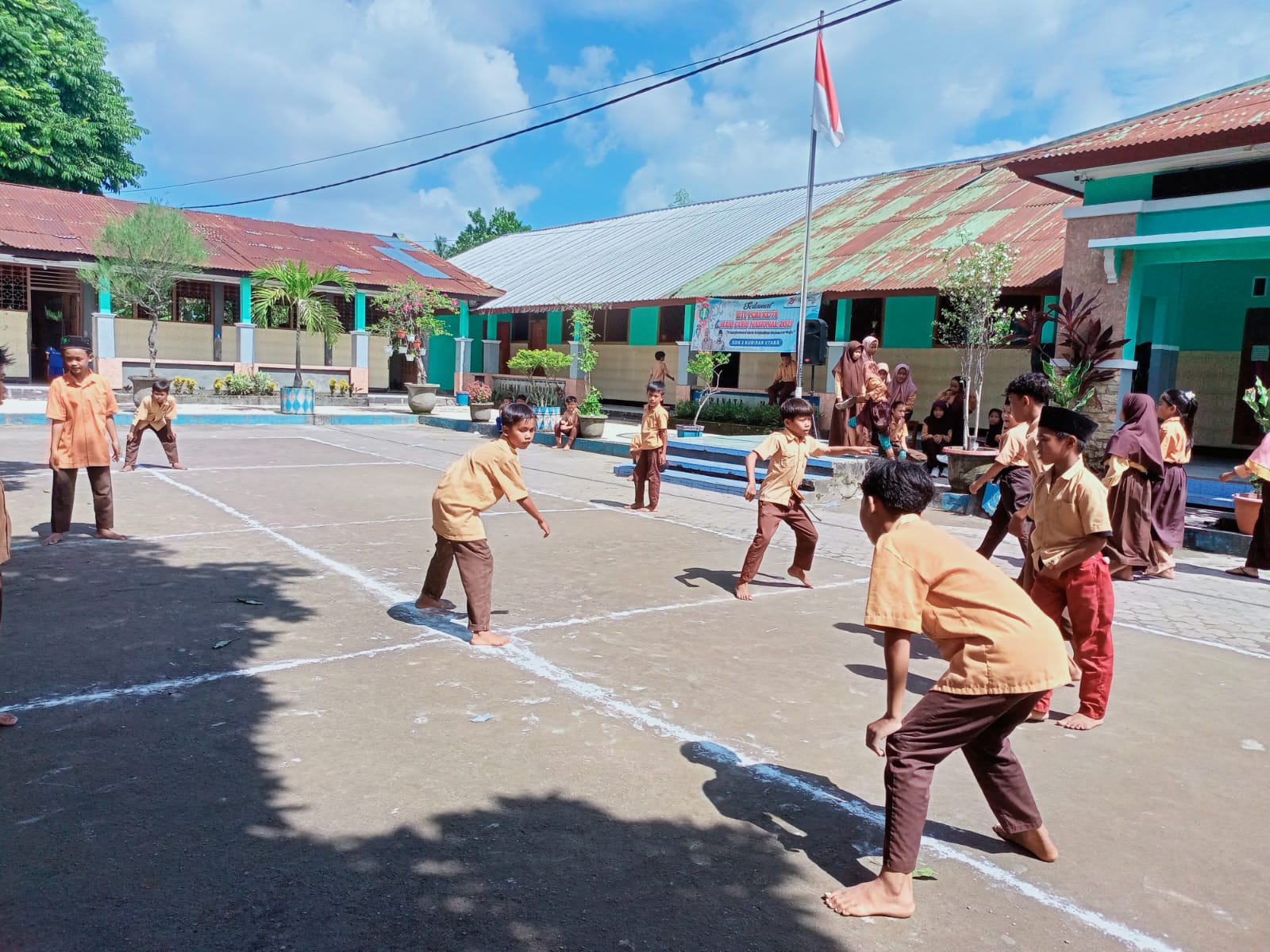 PERMAINAN TRADISONAL: Sejumlah murid SDN 2 Kuripan Utara bermain selodor di halaman sekolah setempat, pekan lalu.(MUNARAH FOR LOMBOK POST)