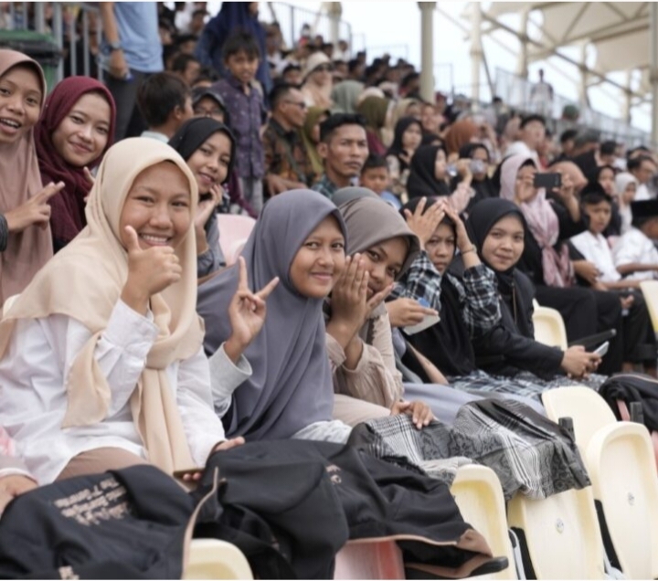 Penonton dari siswa-siswi daerah ini merasakan langsung sensasi dan kegembiraan balapan pada ajang Porsche Sprint Challenge Indonesia 2023 di Sirkuit Internasional Mandalika, Minggu (29/1) lalu.