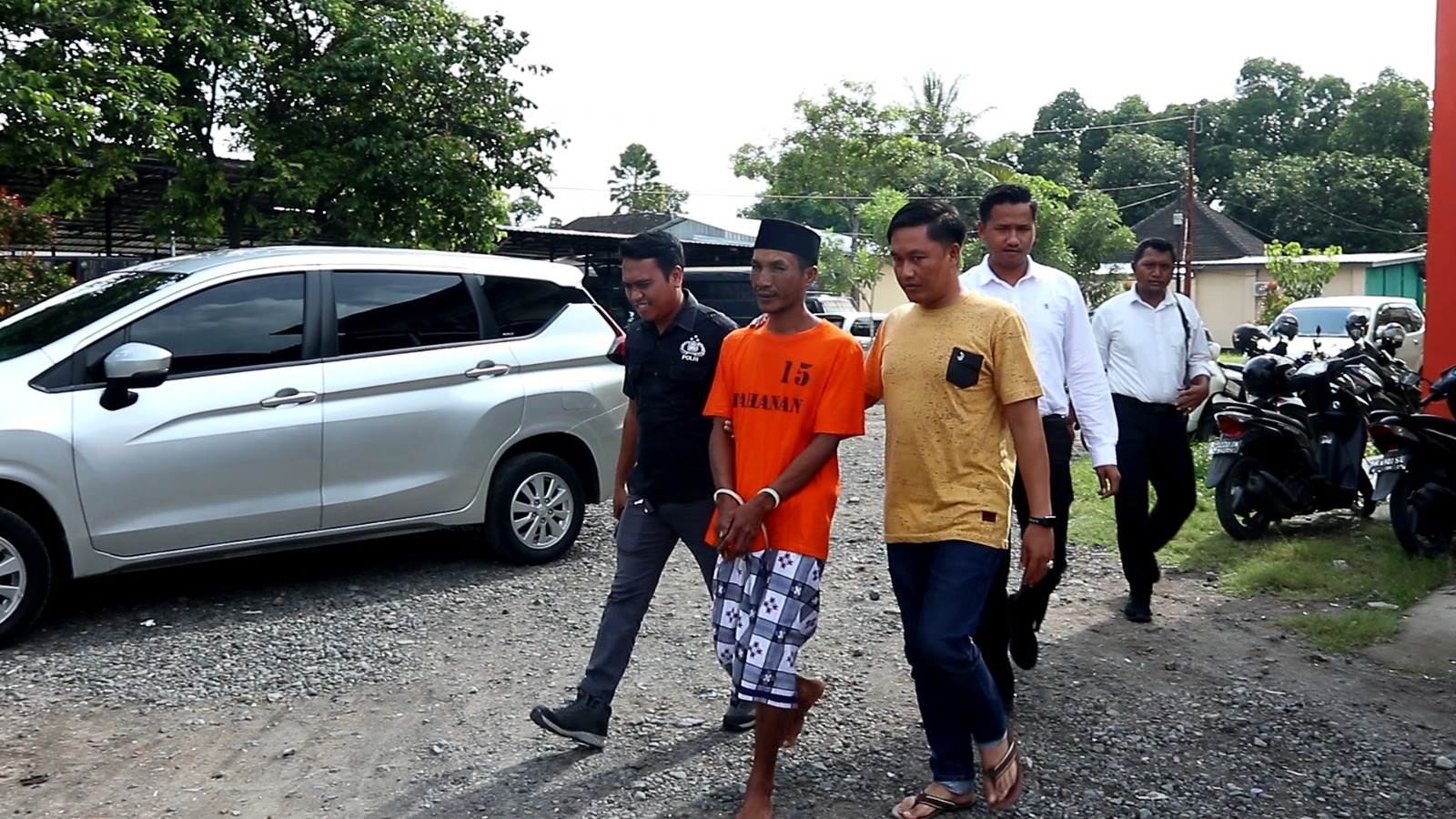 Suriatman, pelaku pembunuhan sekaligus suami korban saat diperiksa penyidik Polres Loteng, Senin (29/1).