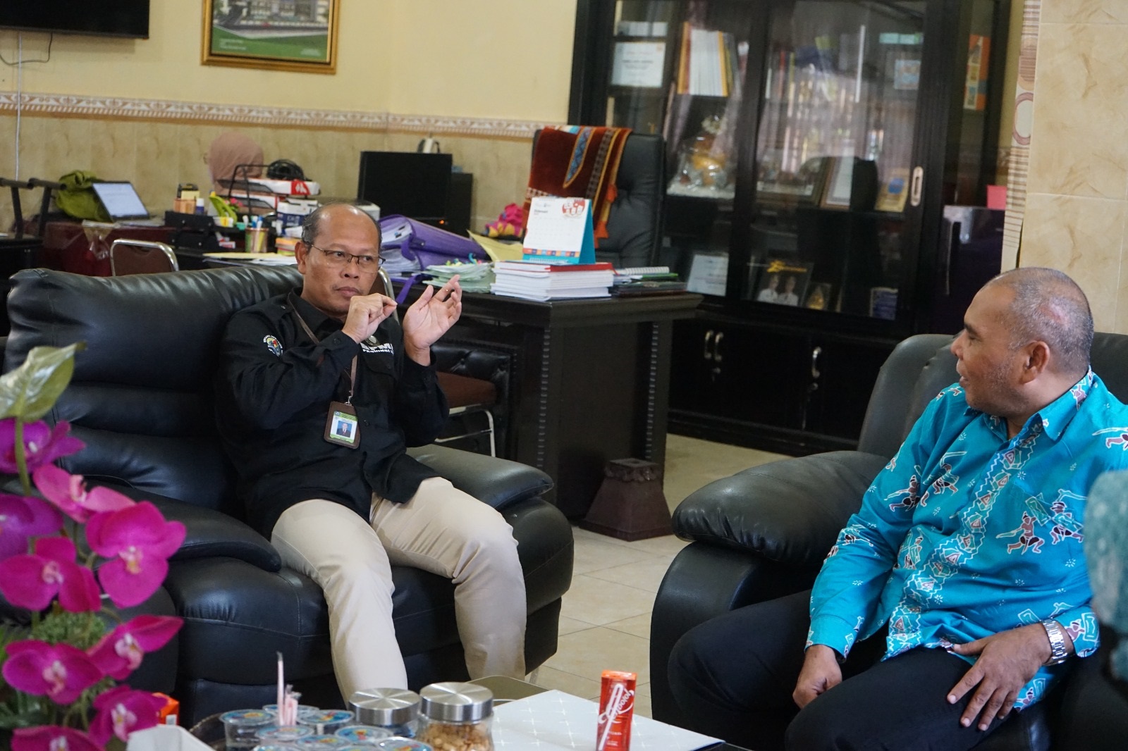 DISKUSI: Kunjungan Kepala Balai Penjaminan Mutu Pendidikan NTB Katman diterima langsung Kepala SMAN 2 Mataram Abdul Kadir Alaydrus, Kamis (25/1).  (IST/LOMBOK POST)