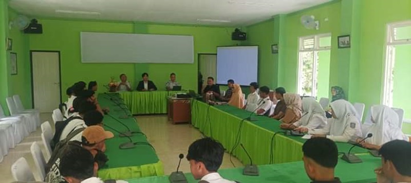 SOSIALISASI: Para siswa dan alumni SMKPPN Mataram mengikuti sosialisasi dari Pelatihan Kerja Fuji Academy di sekolah setempat, kemarin (29/1).