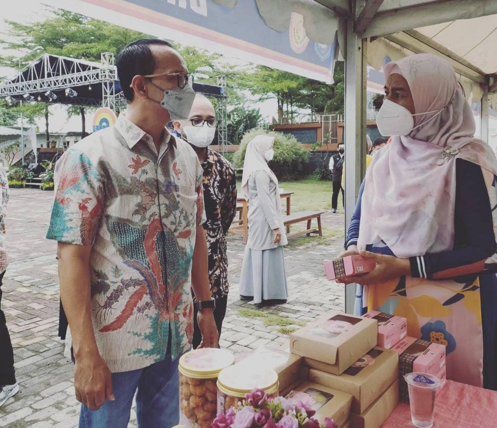 IKUT BAZAR: Owner Dapur Aisyah Muznah Albaar (kanan) berbincang dengan wali Kota Mataram dalam sebuah kegiatan. (INSTAGRAM DAPUR AISYAH MATARAM)