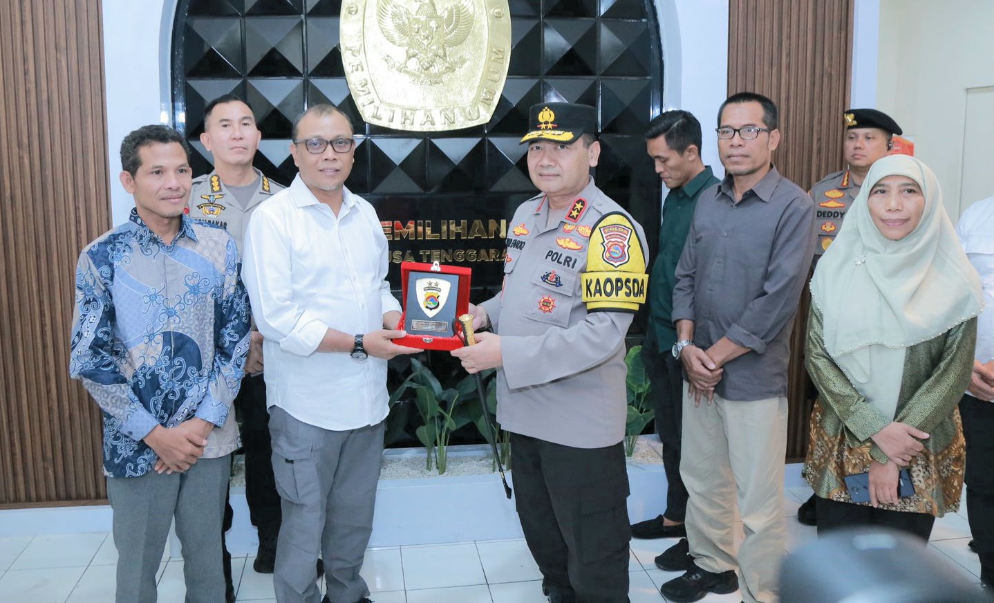 Kapolda NTB Irjen Umar Faroq memberikan cenderamata kepada Ketua KPU NTB Muhammad Khuwailid dalam kunjungannya, Senin (29/1).