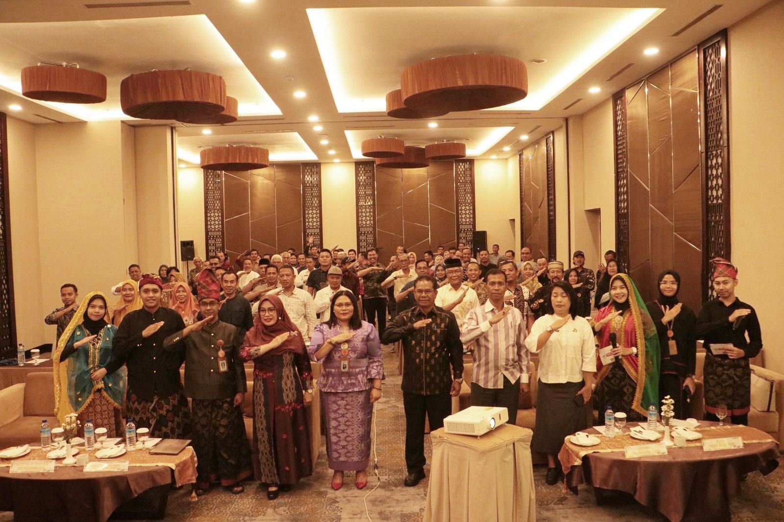 Foto bersama pihak Kantor Bahasa NTB, peserta dan narasumber usia rapat koordinasi Antarinstansi dan Diskusi Kelompok Terpumpun Penyusunan Model Pembelajaran Bahasa Daerah Sasambo, Rabu (31/1).