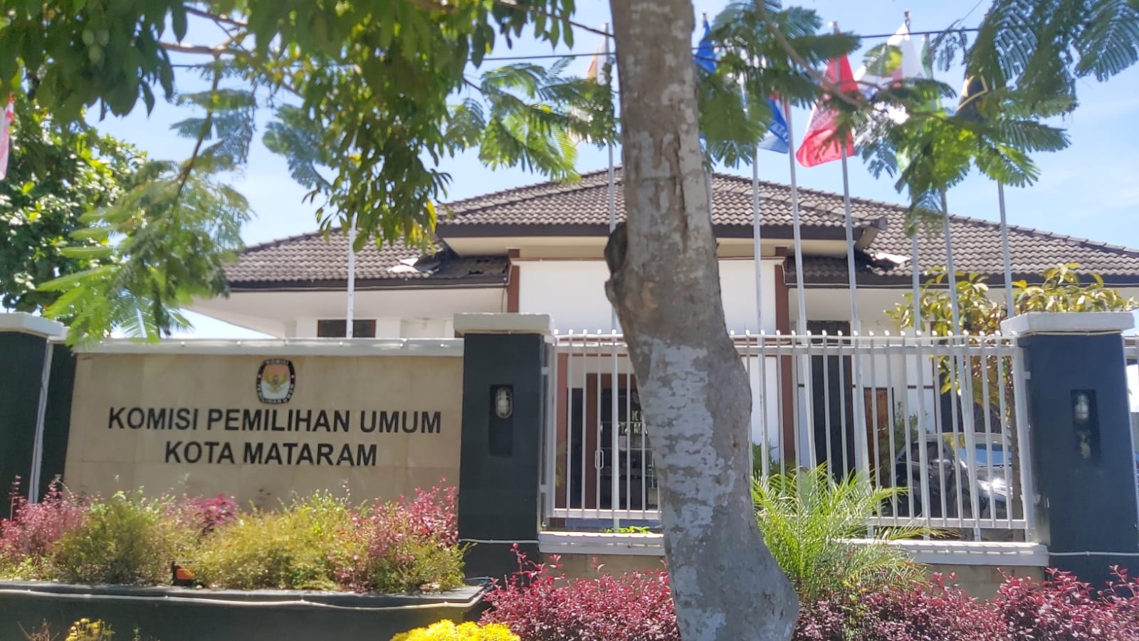 LINDUNGI PETUGAS: Para anggota KPPS di Kota Mataram kini telah dilindungi dengan Jaminan Sosial Ketenakerjaan oleh KPU Kota Mataram bekerja sama dengan BPJS Ketenagakerjaan