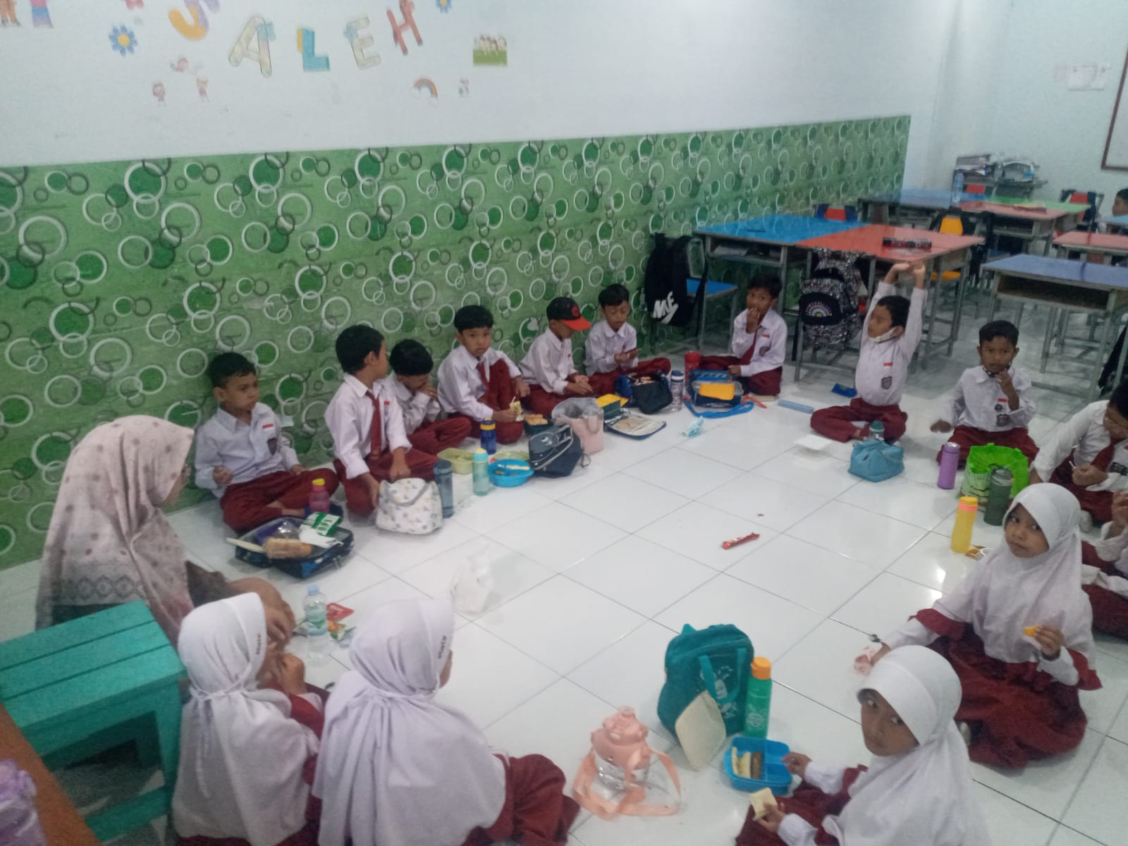 KREATIF: Para murid SDIT Abata Lombok Islamic and Bilingual School melaksanakan kegiatan belajar mengajar di sekolah setempat. (ROJAI/LOMBOK POST)