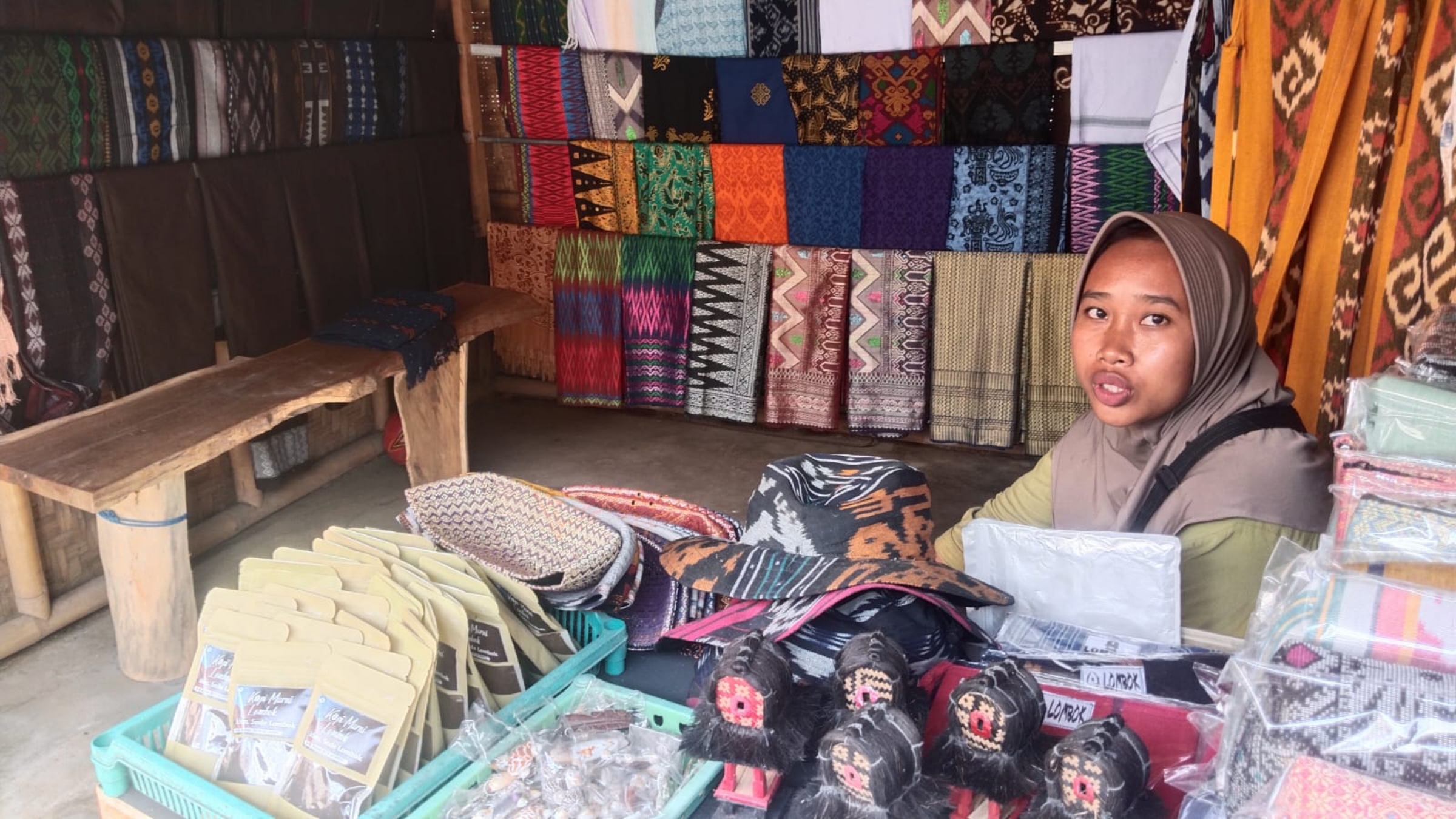 TERGANTUNG SEASON: Marlina penenun kain tenun Sade, di Lombok Tengah, beberapa waktu lalu. Dirinya mengaku omset penjualannya akan meningkat ketika high season.(FERIAL/LOMBOK POST)
