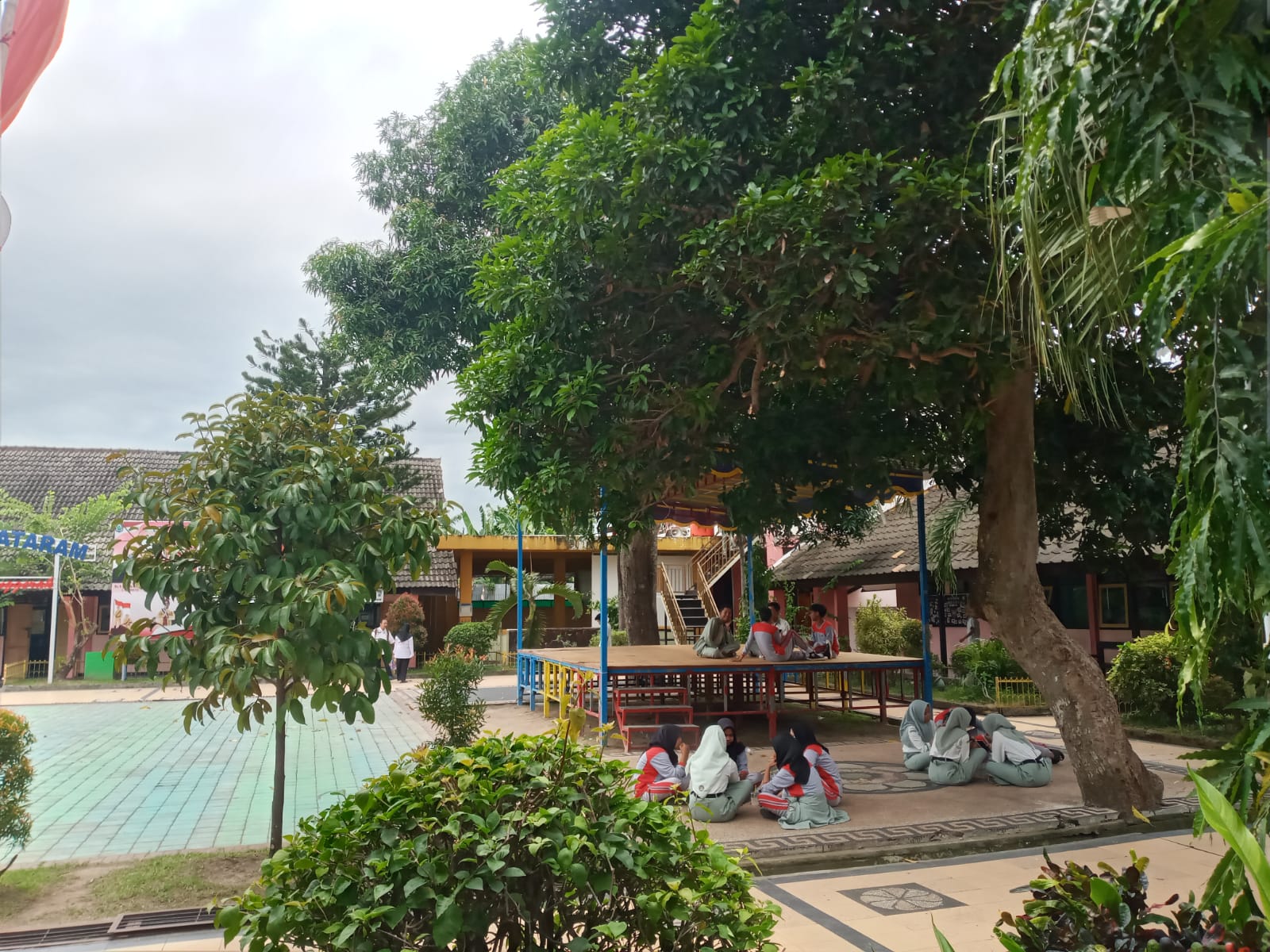 ASRI: Sejumlah siswa SMAN 4 Mataram duduk lesehan di halaman sekolah setempat, pekan lalu.(ROJAI/LOMBOK POST)