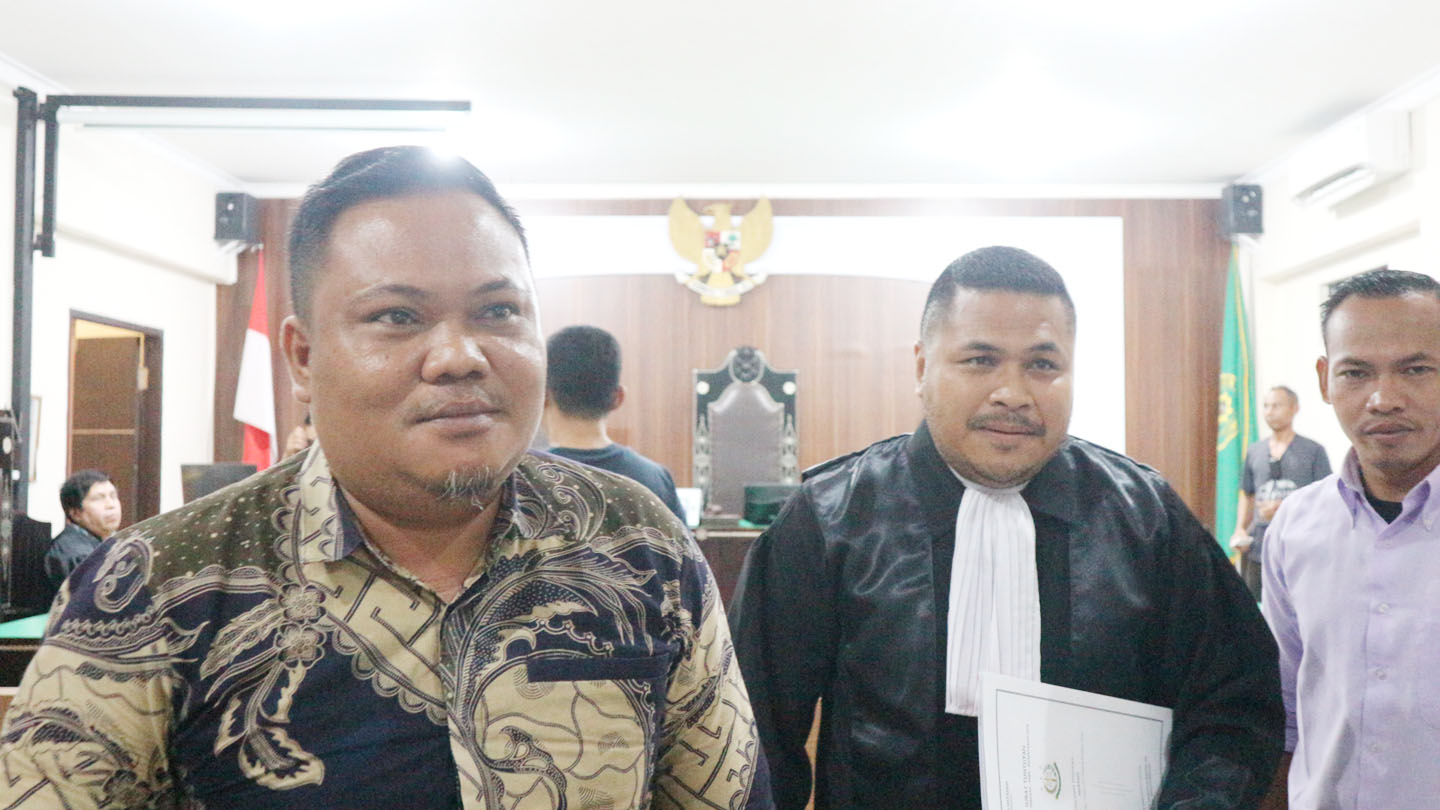 Kepala Desa Langko Mawardi (kiri) usai mengikuti sidang tuntutan perkara Tipilu di Pengadilan Negeri Mataram, Kamis (1/2).