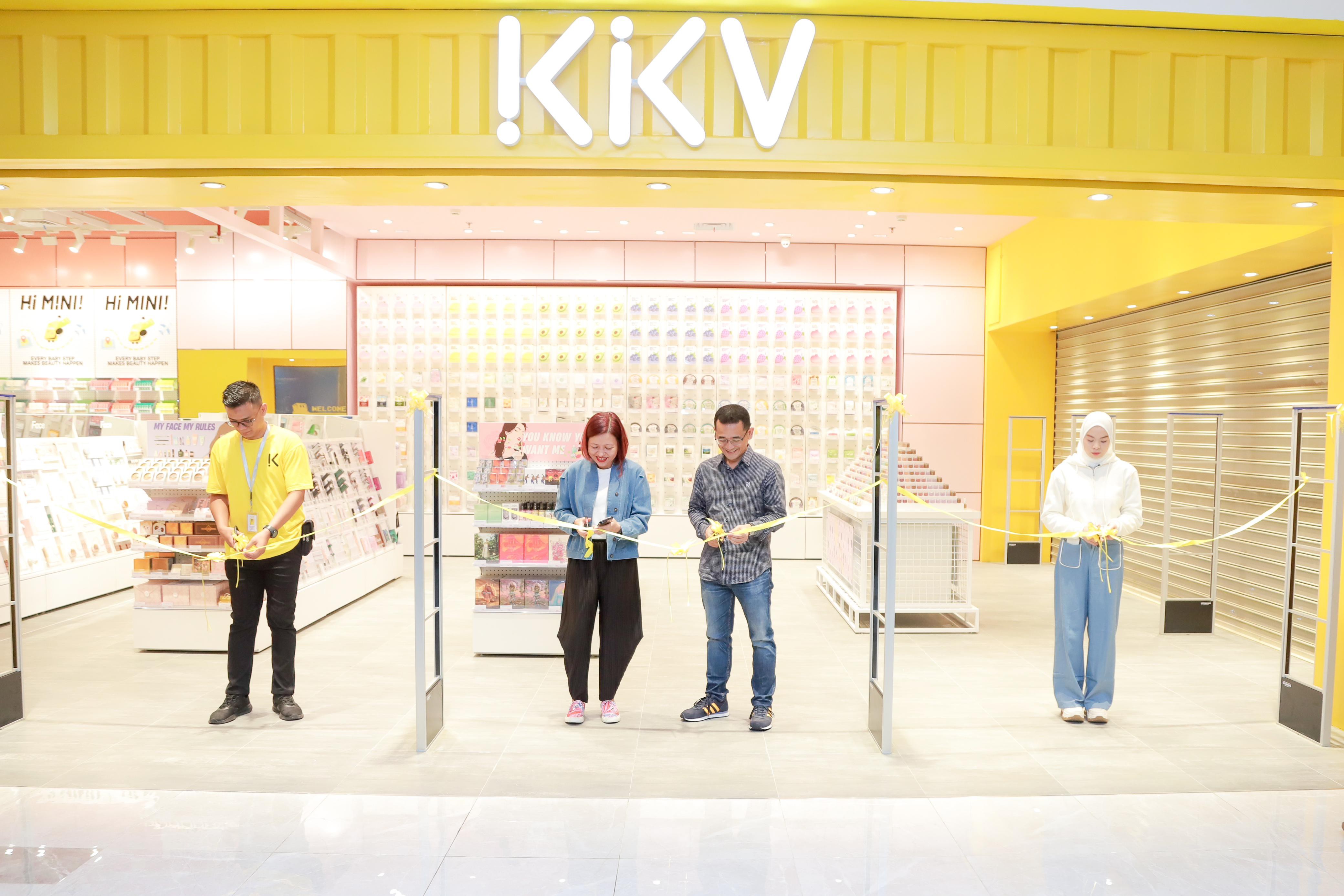 OPENING: Store Manager KKV Aldi Fajar Al Kahfi (kiri) bersama Tenant Coordinator Manager LEM Dadit Ujayana (dua kanan) saat opening store pertama KKV di lantai satu LEM.(LEM FOR LOMBOK POST)