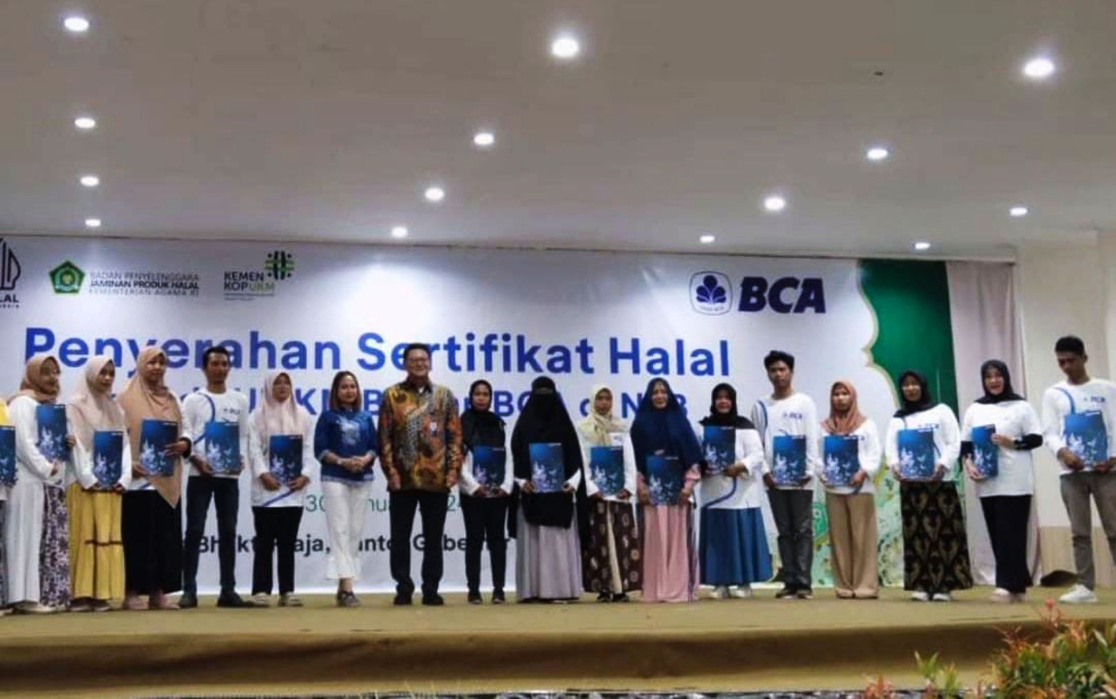 TERIMA SERTIFIKAT HALAL: Sejumlah pelaku UMKM NTB binaan Bank BCA yang menerima sertifikat halal dari Pusat Registrasi dan Sertifikasi Halal Badan Penyelenggara Jaminan Produk Halal.(IST/LOMBOK POST)
