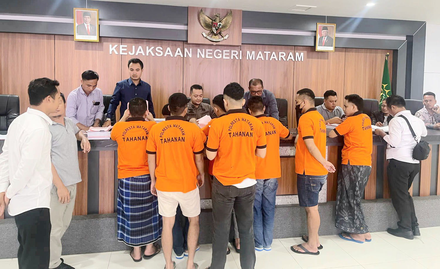 Sejumlah warga Karang Taliwang yang menjadi tersangka penyerangan aparat kepolisian dilimpahkan ke Kejari Mataram, Kamis (1/2).