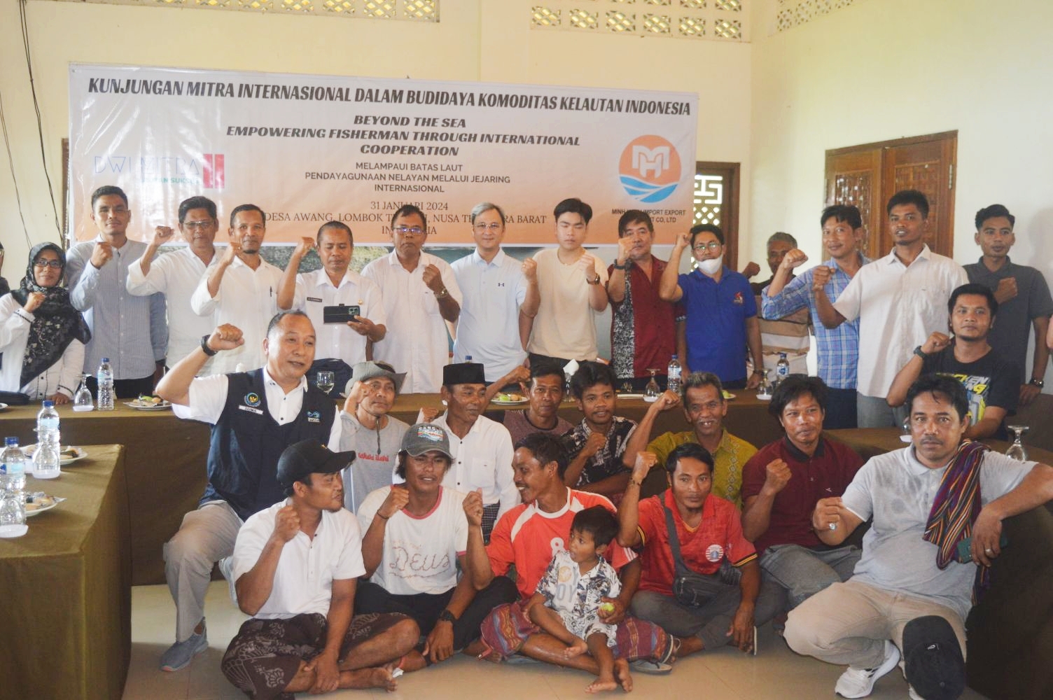Jajaran Dinas Kelautan dan Perikanan Loteng dan investor asal Vietnam berfoto bersama para nelayan dari pesisir pantai selatan Loteng, di Tunak Cottage, Desa Awang, Kecamatan Pujut, Rabu (31/1)