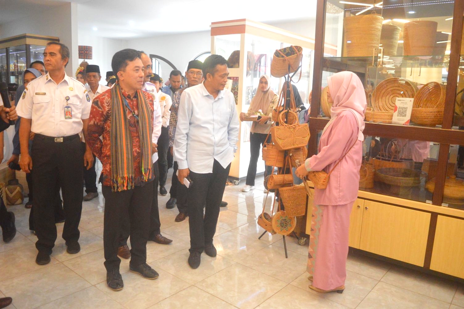 Bupati Loteng Lalu Pathul Bahri mendampingi Asisten Deputi Fasilitasi Hukum dan Kemudahan Usaha Mikro, Kementerian Koperasi dan UKM RI Rahmadi saat meresmikan gedung PLUT KUMKM.