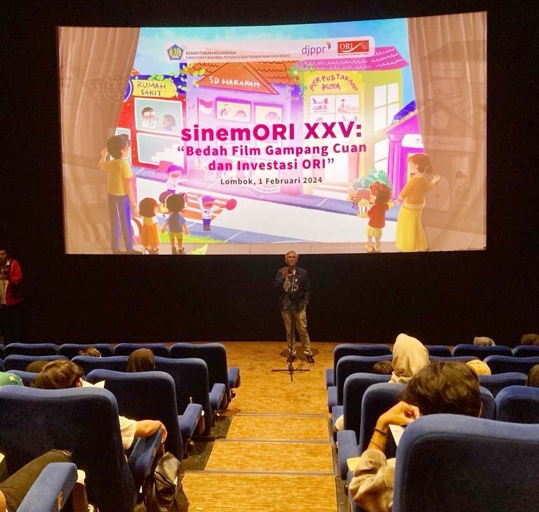 Direktur SUN DJPPR Kemenkeu Deni Ridwan saat memberikan pemahaman tentang peluang dan manfaat berinvestasi di SBN Ritel, sebelum menyaksikan film Gampang Cuan, di Cinema XXI LEM, Mataram, Kamis (1/2)