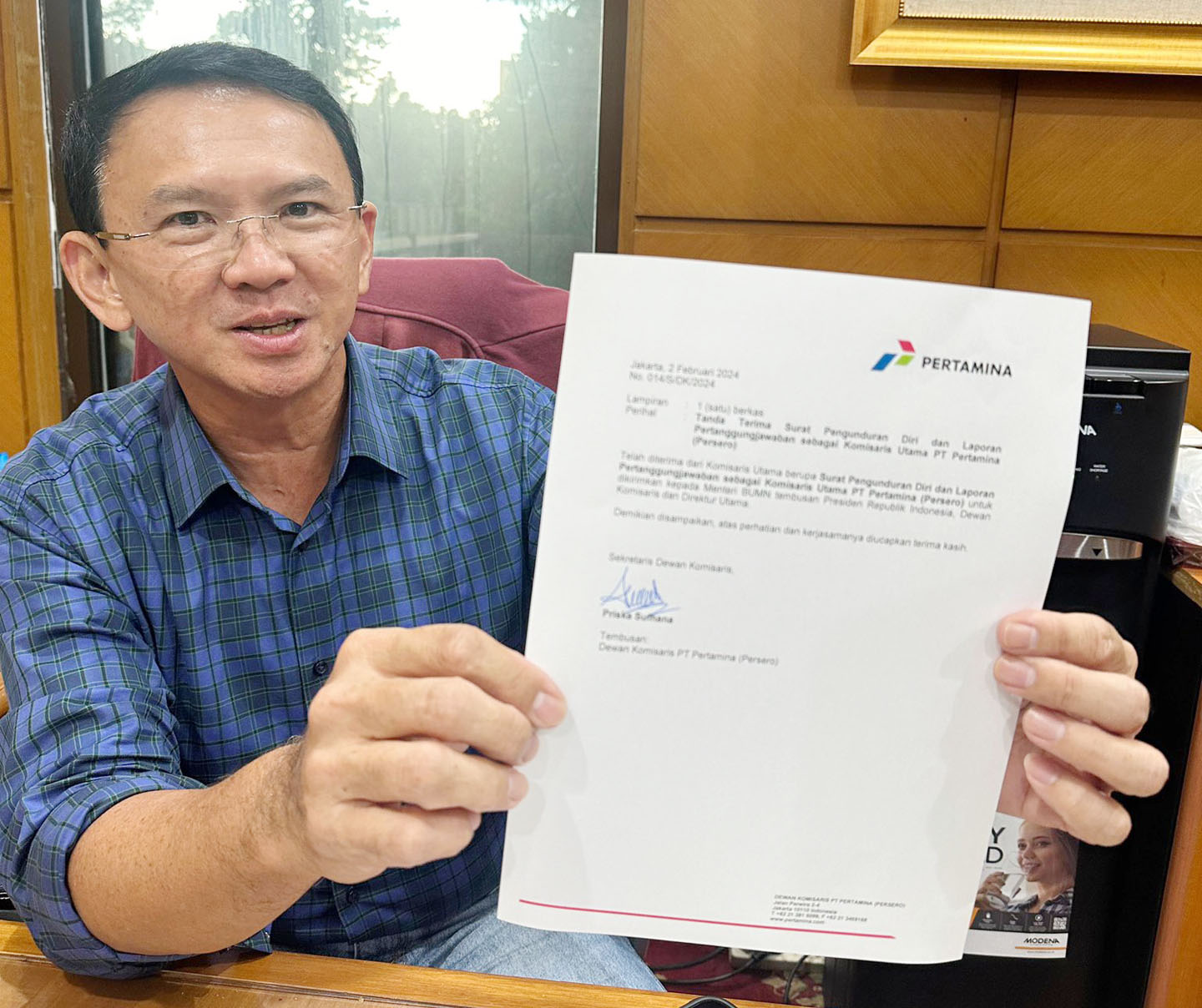 Ahok menunjukkan surat pengunduran dirinya