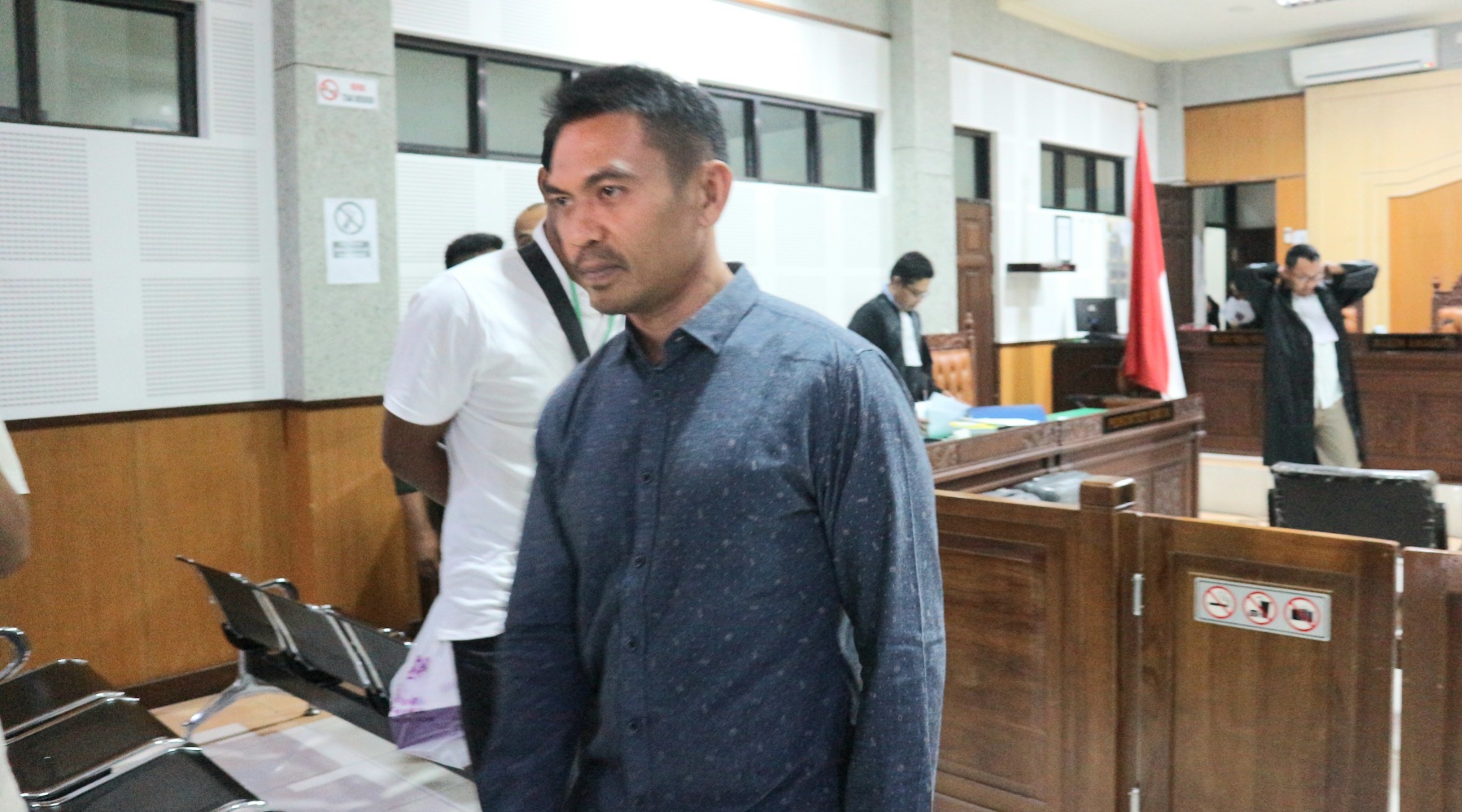 Kepala Bagian LPBJ Kota Bima Agus Salim bersaksi dalam sidang perkara korupsi mantan Wali Kota Bima Muhammad Lutfi di Pengadilan Tipikor Mataram, Jumat (2/2).