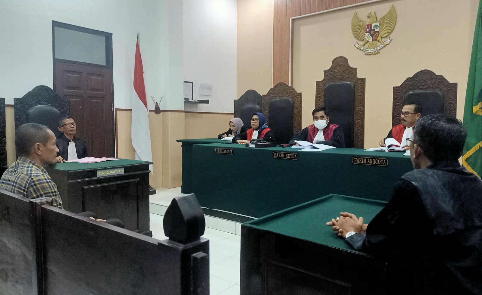 Mantan Ketua KONI Dompu Putra Taufan (kiri) divonis hukuman lima tahun penjara dalam sidang putusan di Pengadilan Tipikor Mataram, Jumat (2/2).