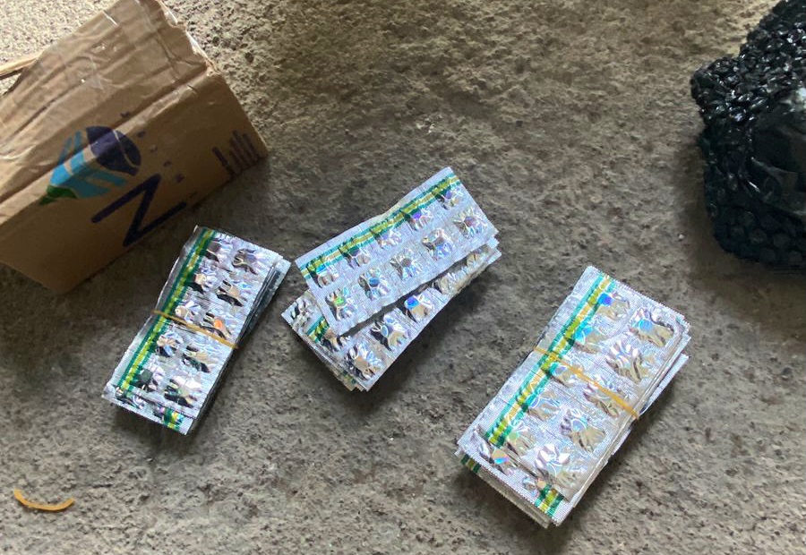 Paket Tramadol dan Hexymer yang disita polisi dari kantor ekspedisi di Jalan Brawijaya, Mataram.