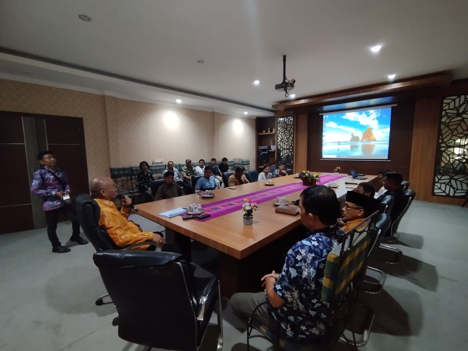 Hearing: forum komunikasi pemuda Lembar menuntut Dispar Lobar untuk memberdayakan SDM menyambut wisatawan asing. (ist/Lombok Post)