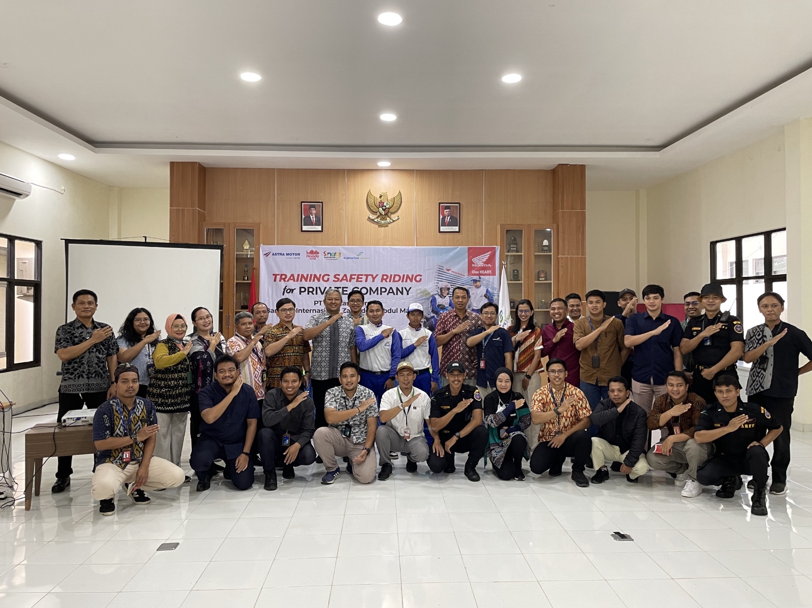 Kolaborasi : tim safety riding Astra motor NTB bersama karyawan Angkasa Pura. (honda for Lombok Post)