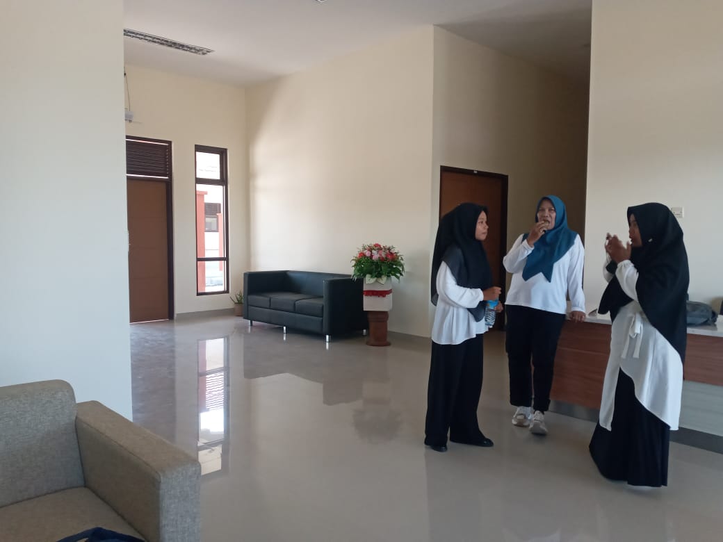 HARUS ADA PENJAGA: Tiga orang guru SLBN 3 Mataram berdiri di lobby sekolah setempat, Rabu (31/1) lalu.(ROJAI/LOMBOK POST)