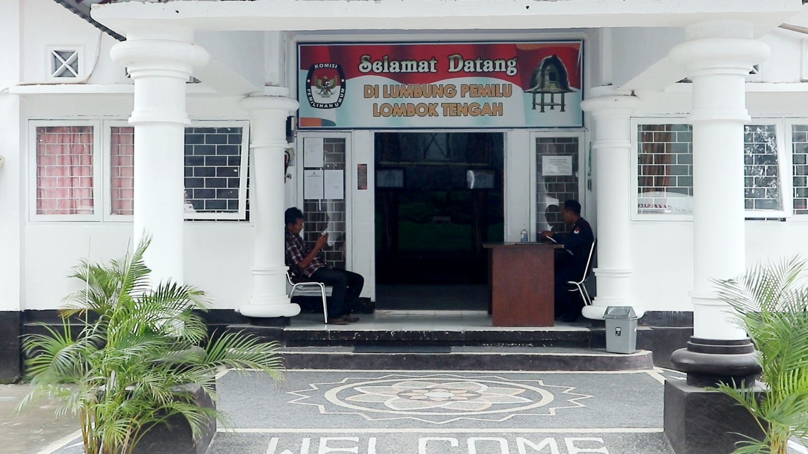 Tampak suasana depan kantor KPU Loteng yang sepi ketika sore hari, kemarin (2/1).