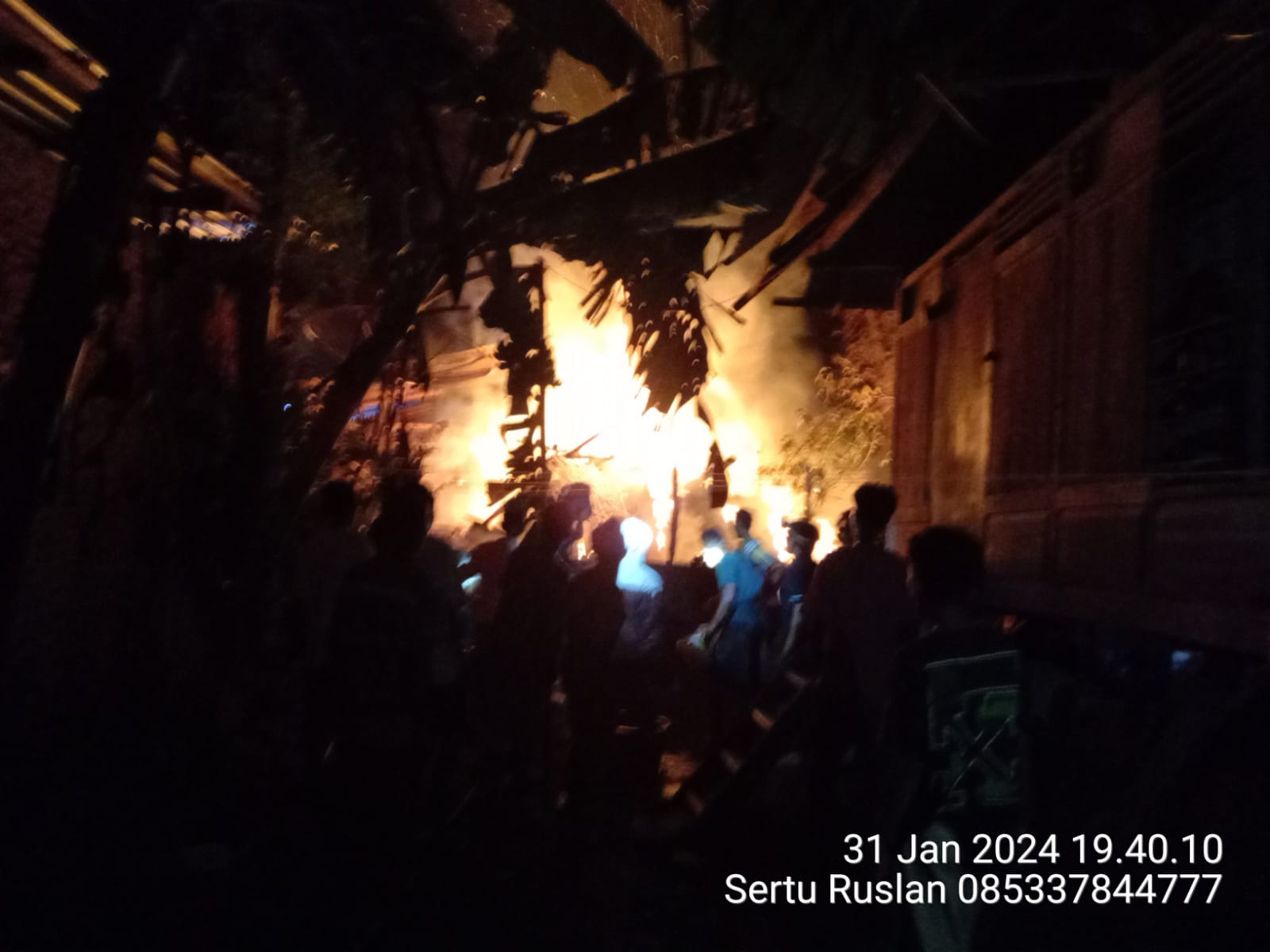 KEBAKARAN: Dua rumah panggung milik warga di Desa Jia, Kecamatan Sape, Kabupaten Bima terbakar, Rabu malam (31/1).(ISTIMEWA/LOMBOK POST)