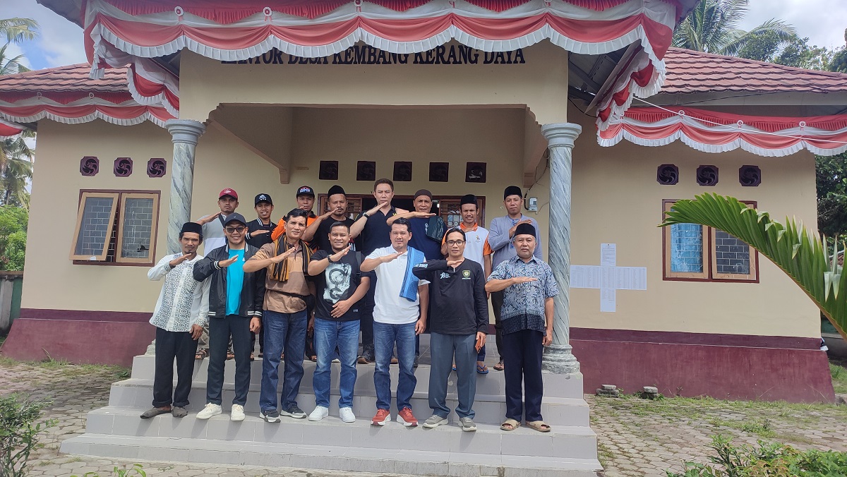 Tim Biro Hukum Setda NTB saat melaksanakan program Jumat Salam di Desa Kembang Kerang Daya, Jumat (2/2).