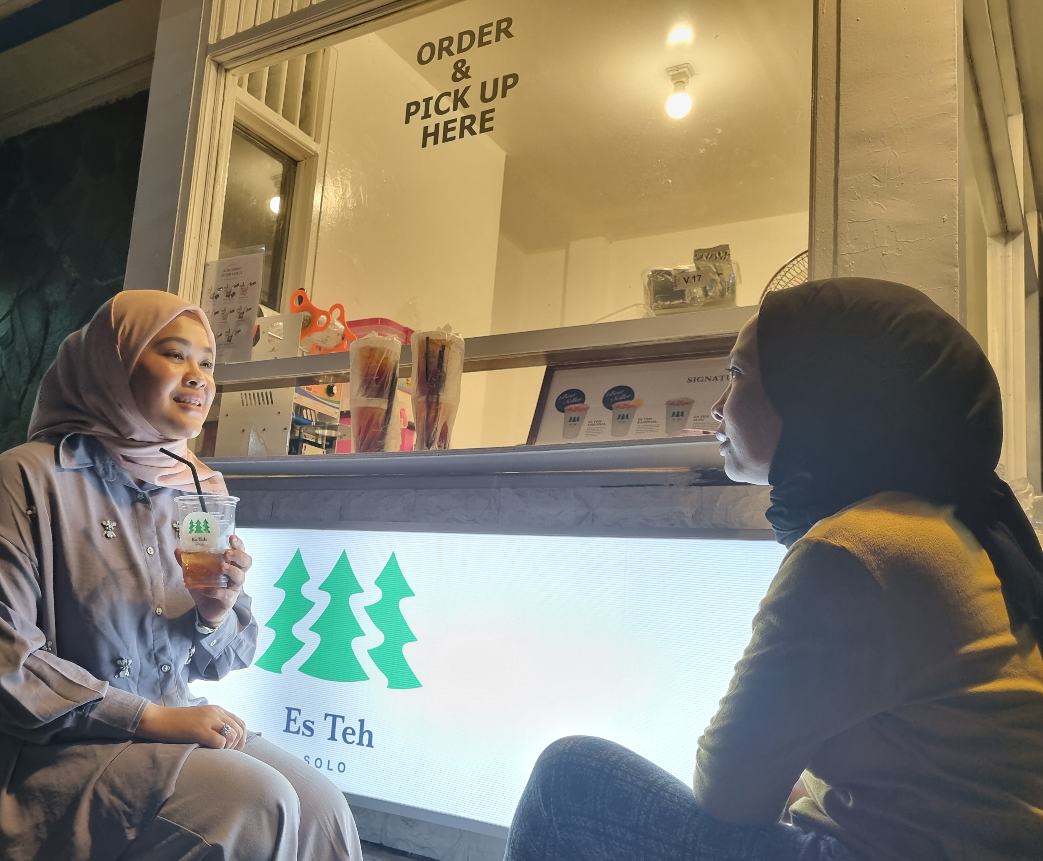 Penikmat Es Teh S.O.L.O di depan Gedung Graha Pena Lombok Post